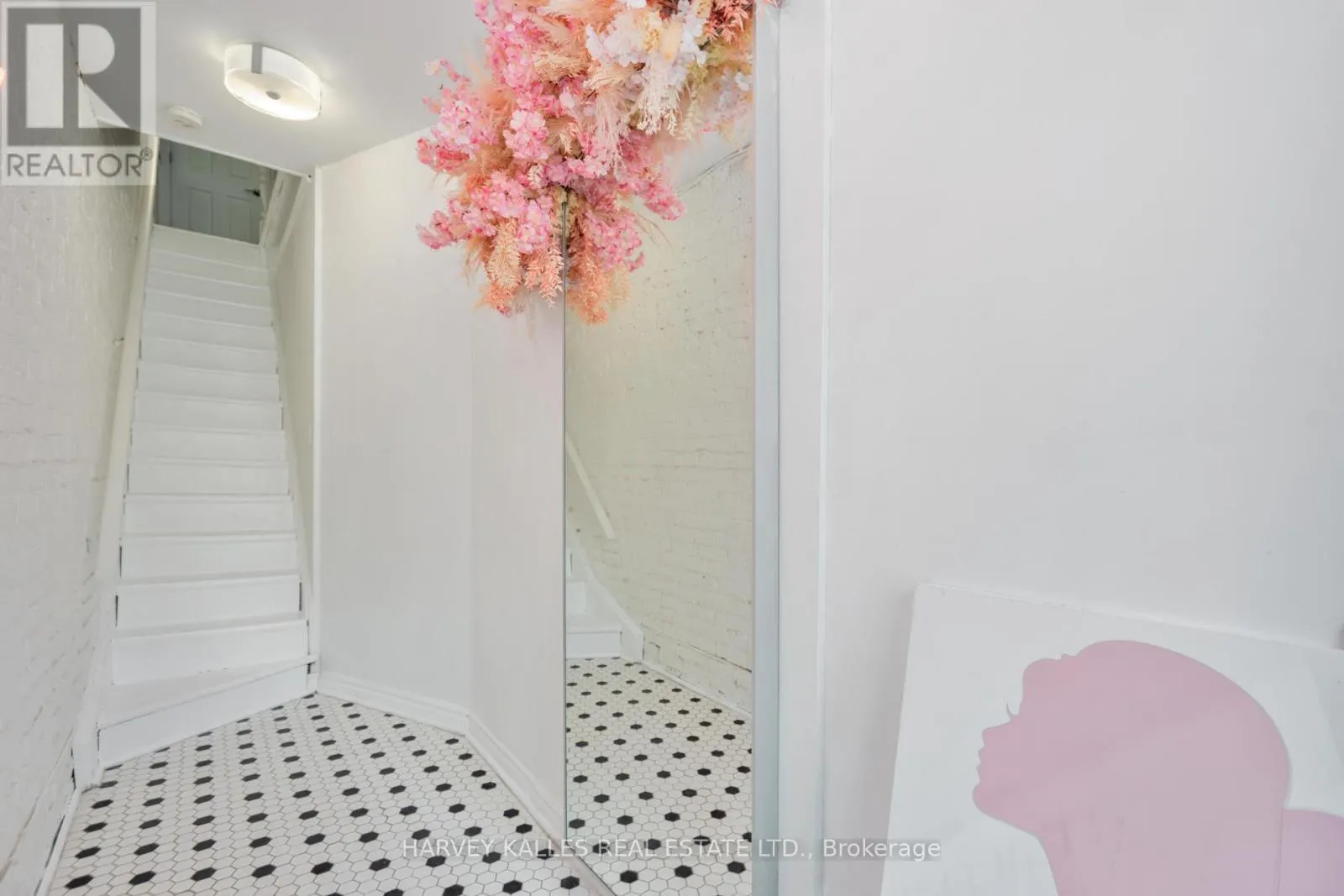 617 KING STREET W