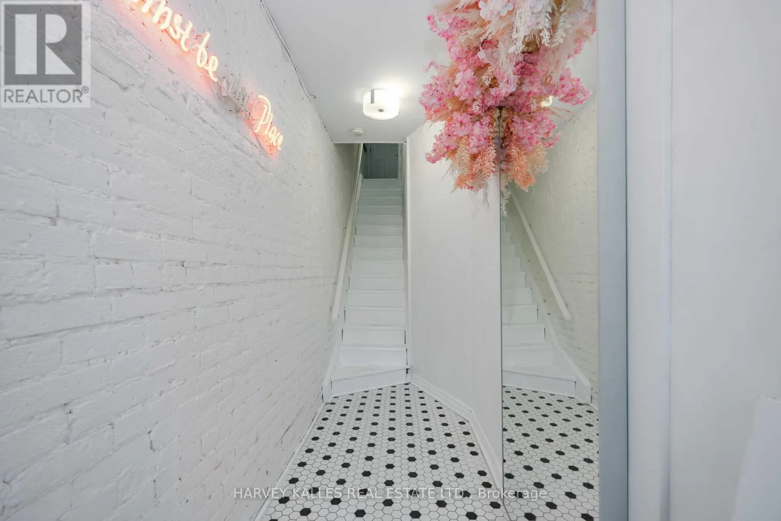 617 KING STREET W