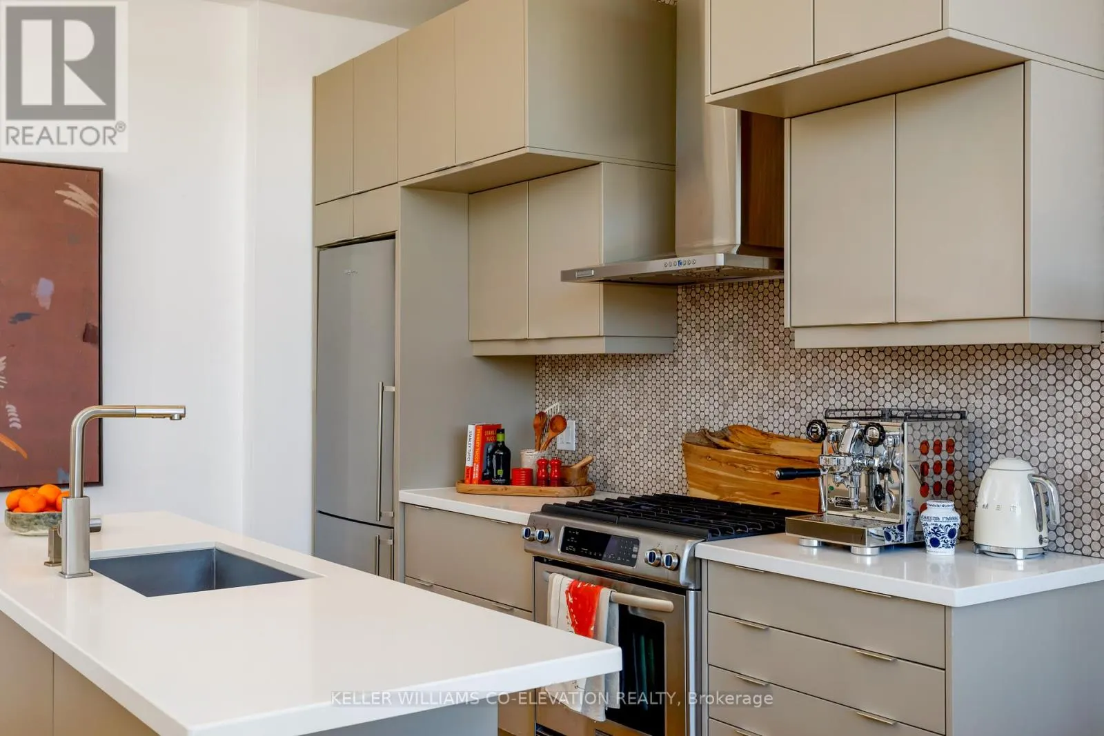 204 - 483 DUPONT STREET