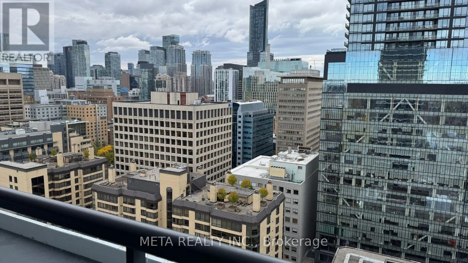 2404 - 280 DUNDAS STREET