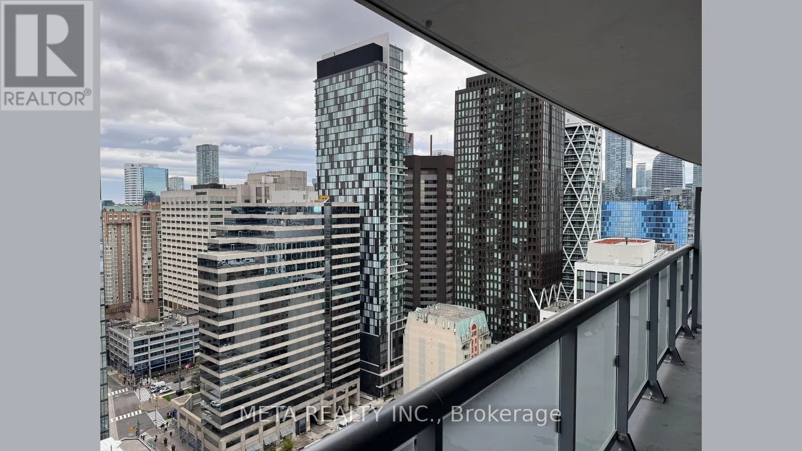 2404 - 280 DUNDAS STREET
