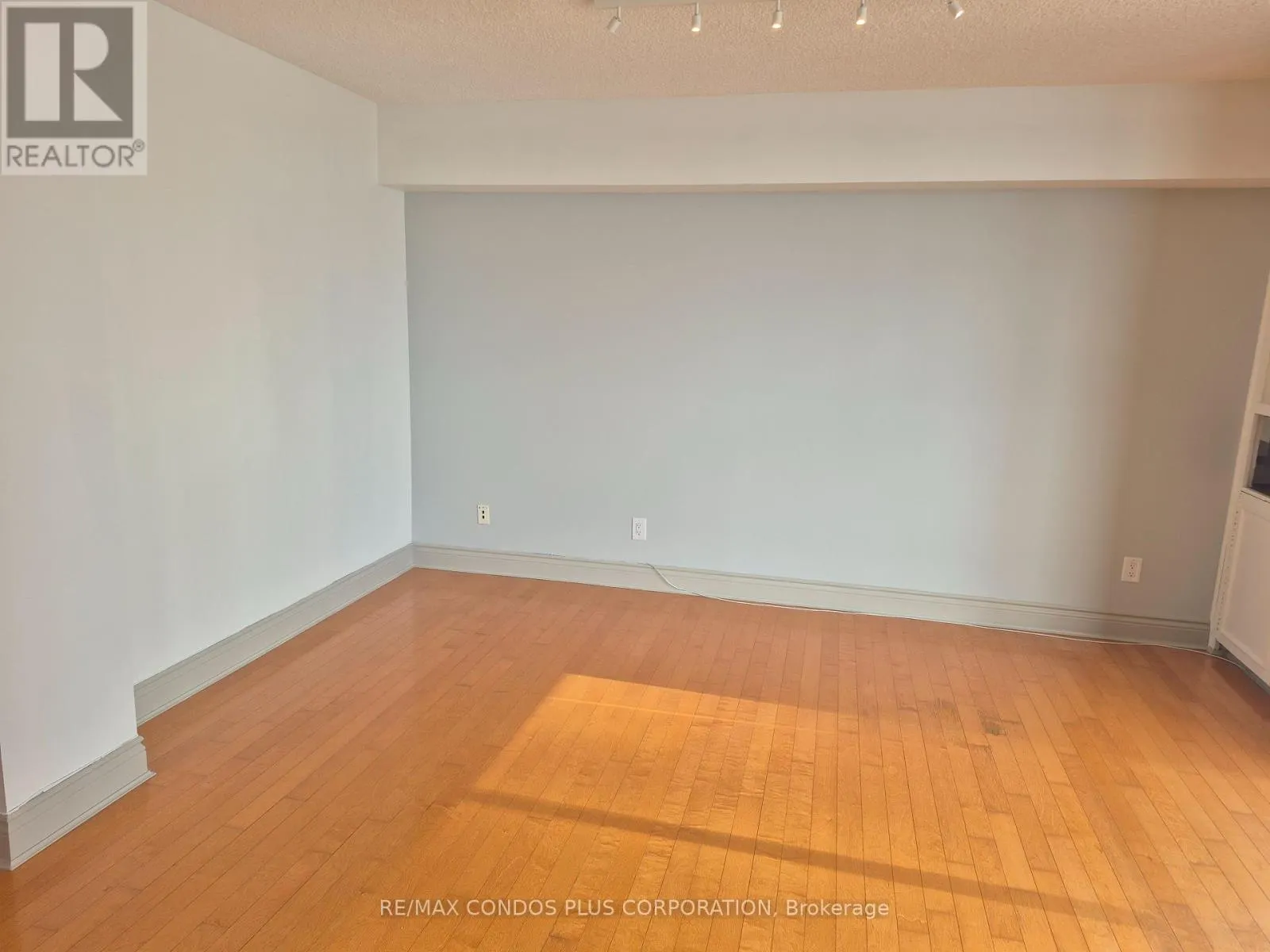 2036 - 33 HARBOUR SQUARE