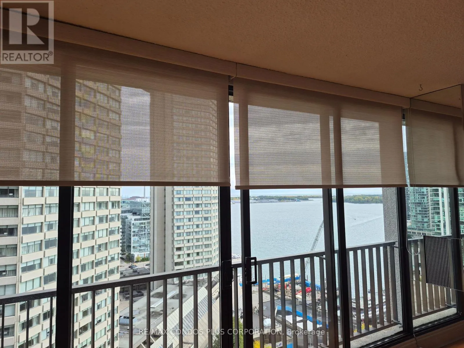2036 - 33 HARBOUR SQUARE