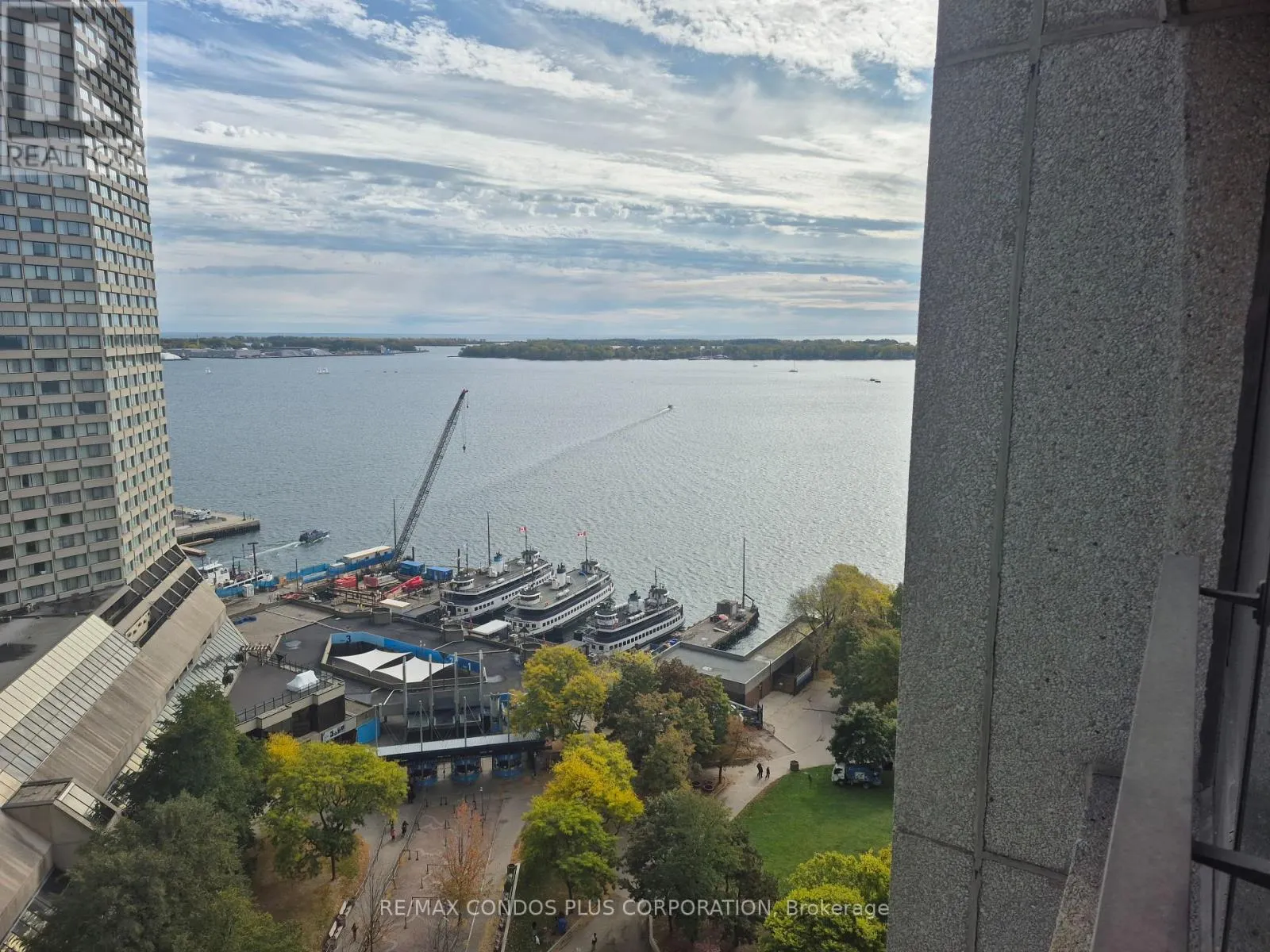 2036 - 33 HARBOUR SQUARE