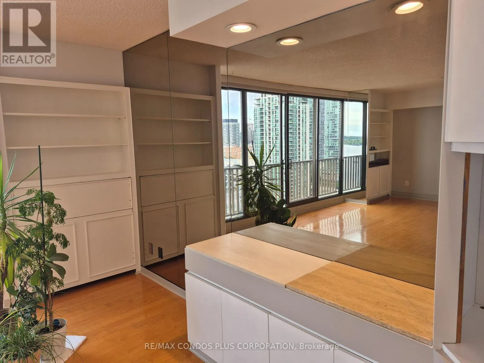 2036 - 33 HARBOUR SQUARE
