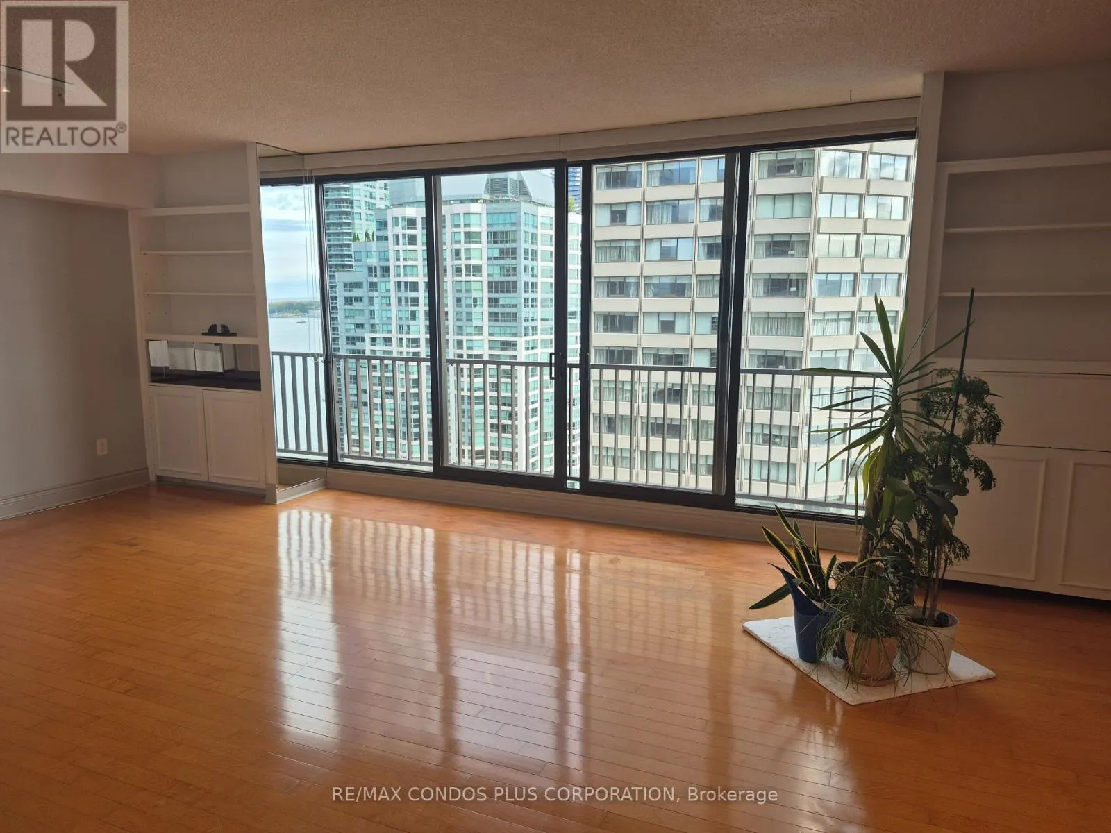 2036 - 33 HARBOUR SQUARE