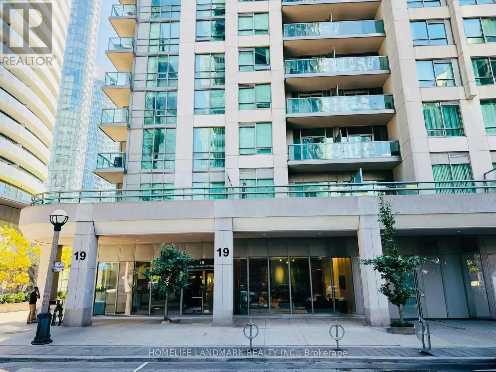 2605 - 19 GRAND TRUNK CRESCENT