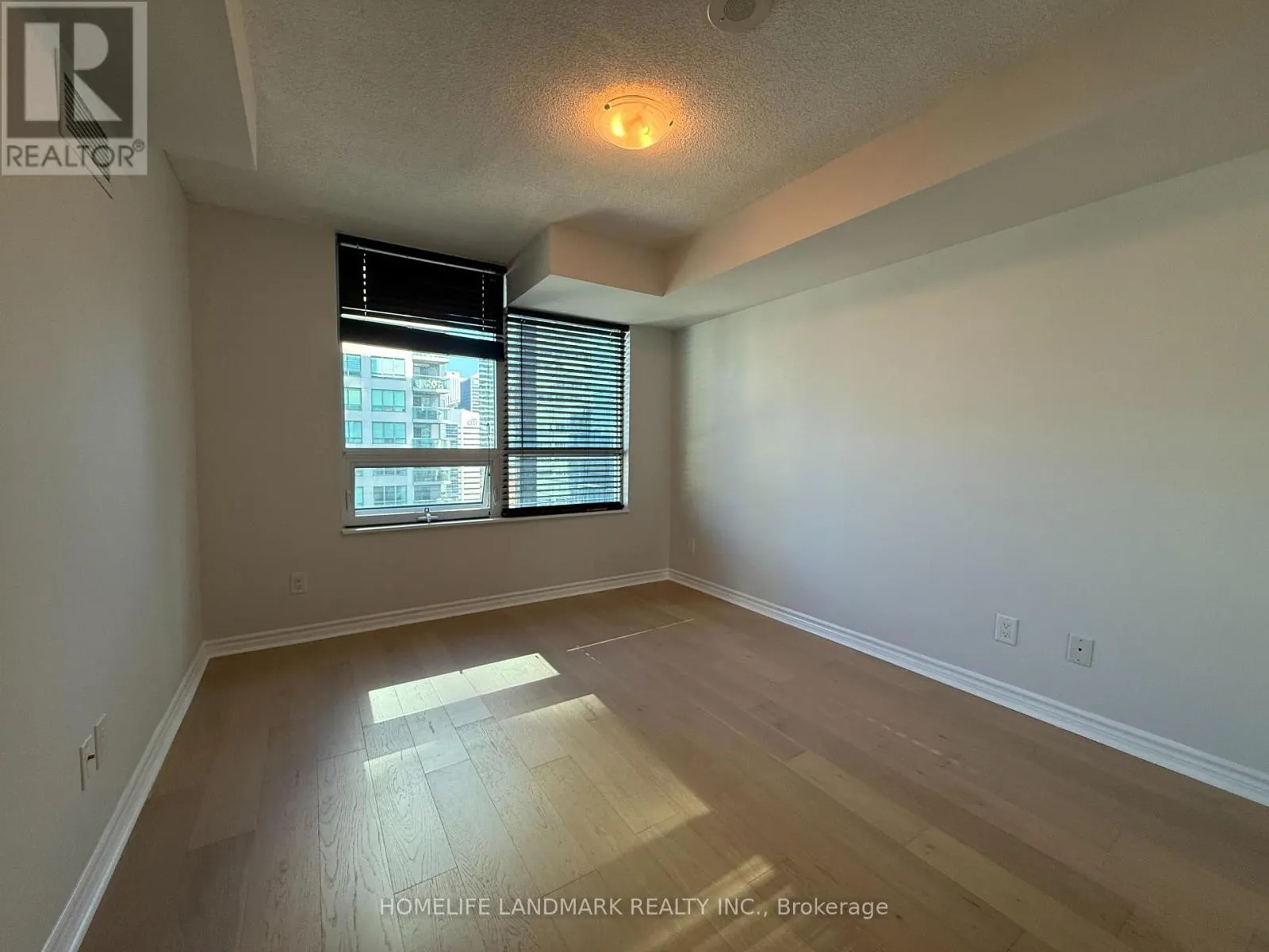 2605 - 19 GRAND TRUNK CRESCENT