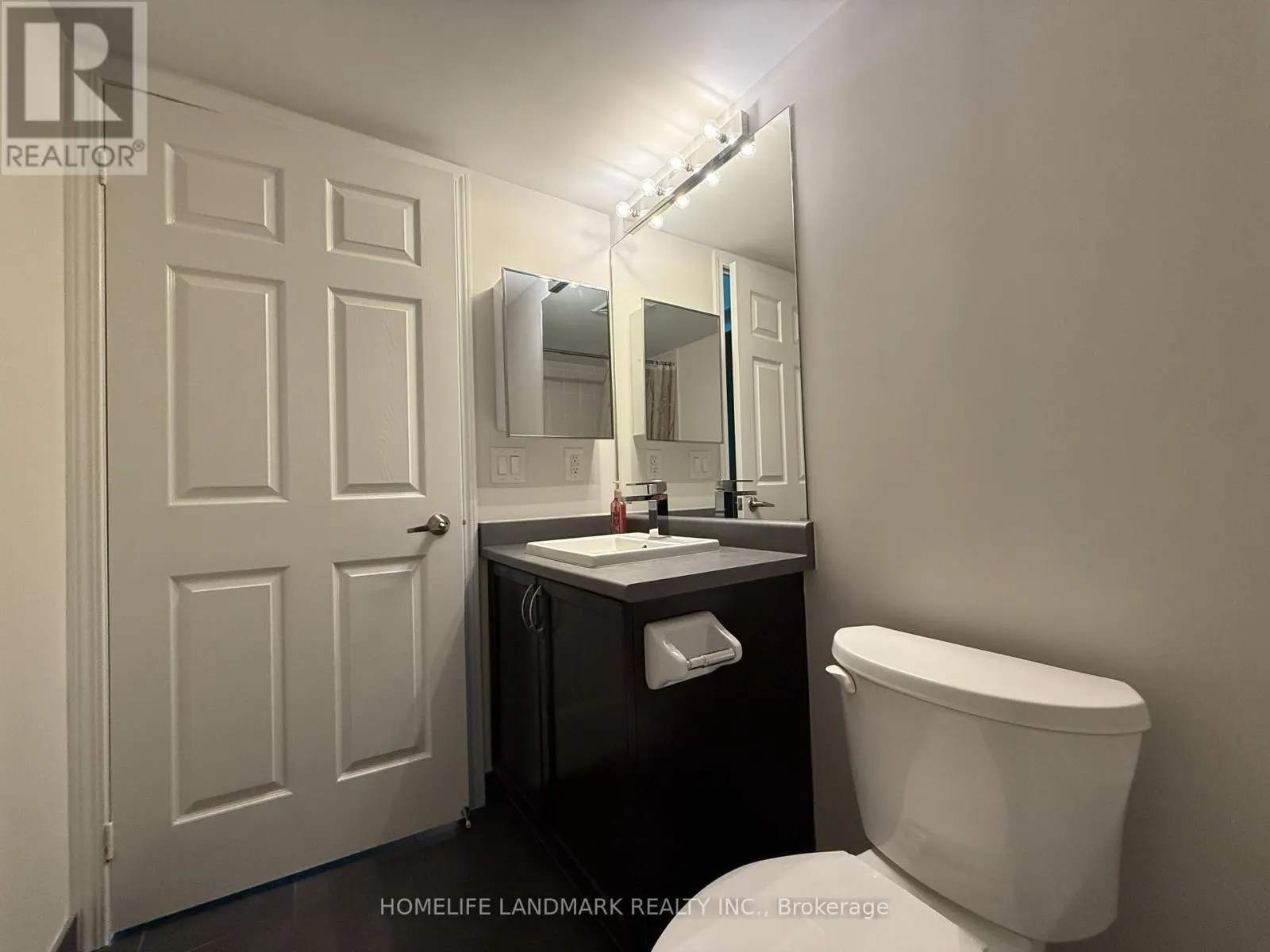 2605 - 19 GRAND TRUNK CRESCENT