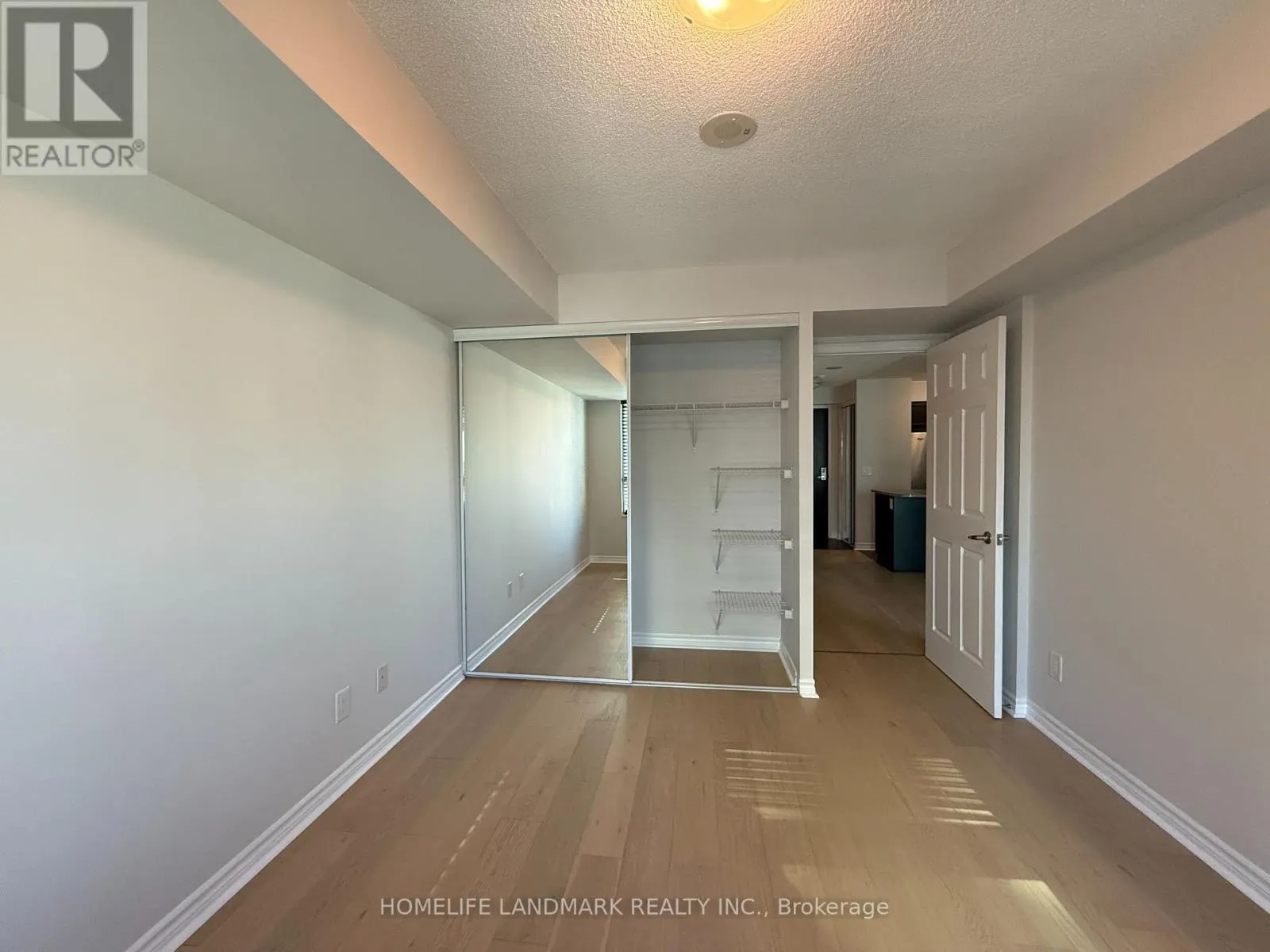 2605 - 19 GRAND TRUNK CRESCENT