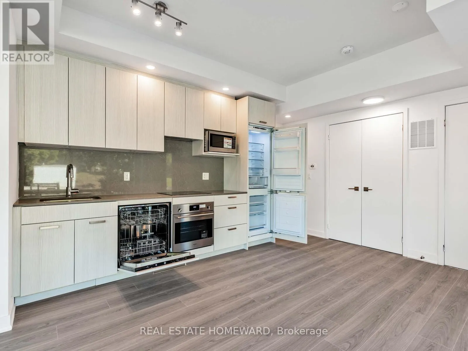 26 - 73 CURLEW DRIVE