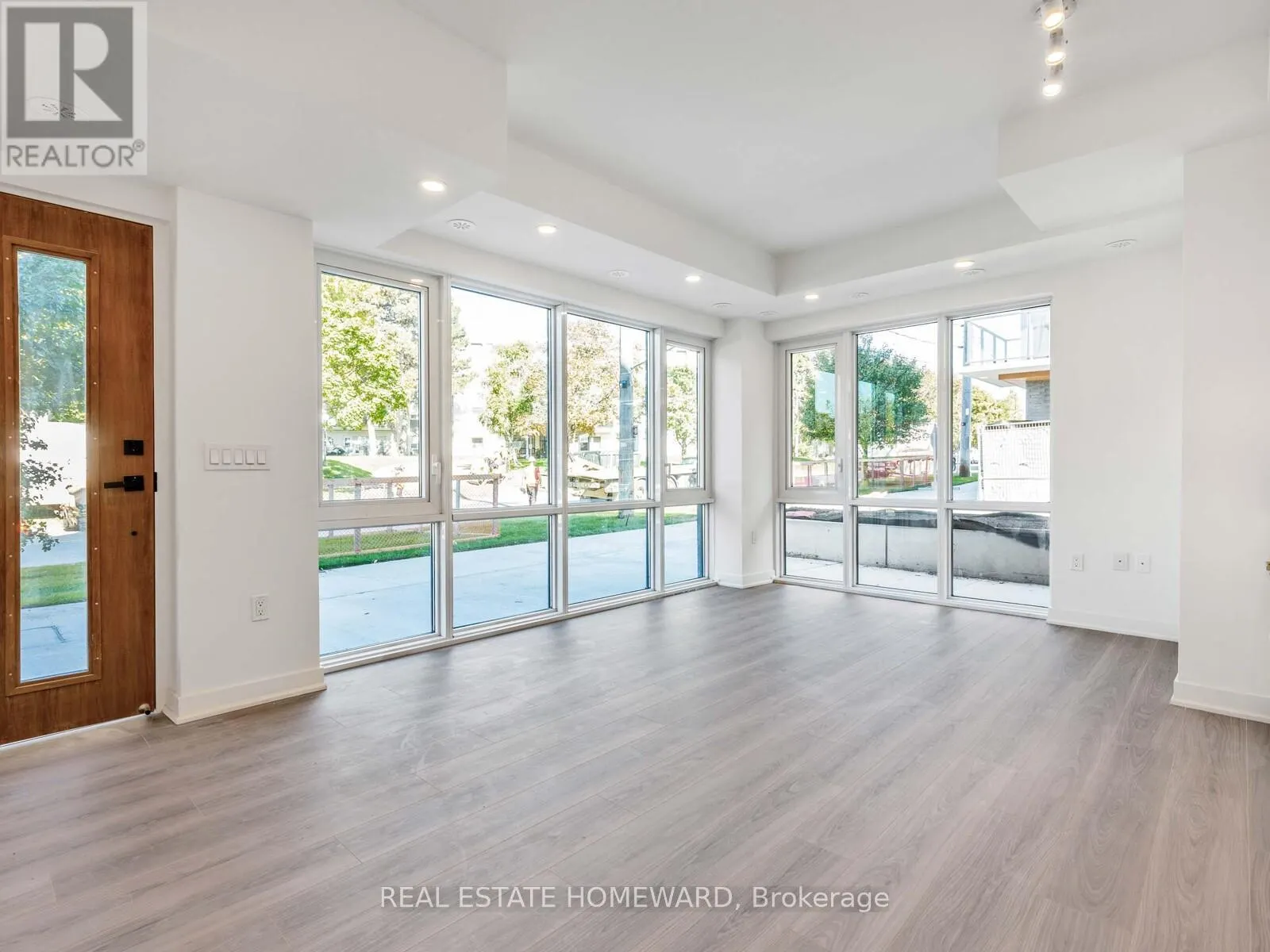 26 - 73 CURLEW DRIVE