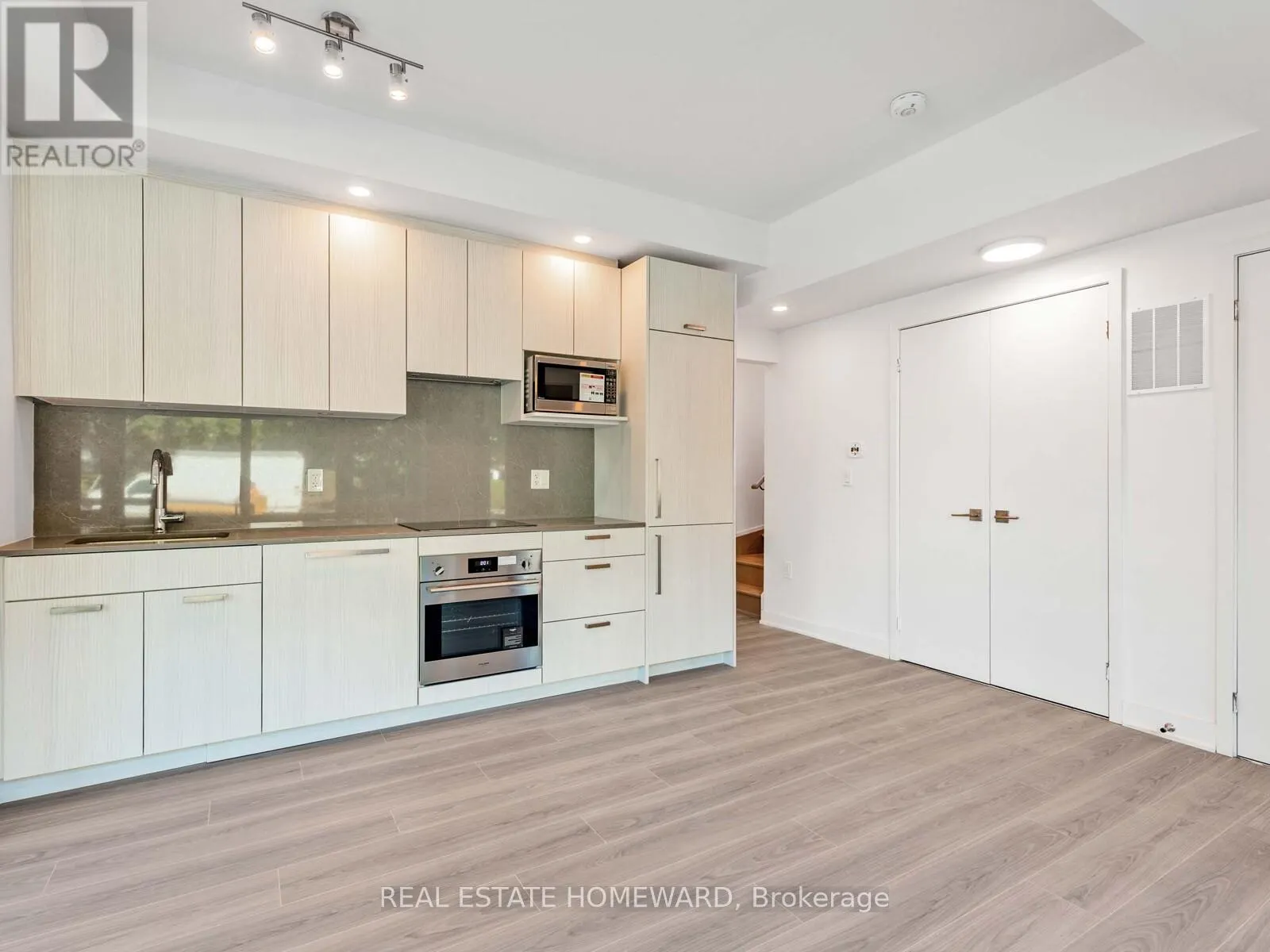 26 - 73 CURLEW DRIVE