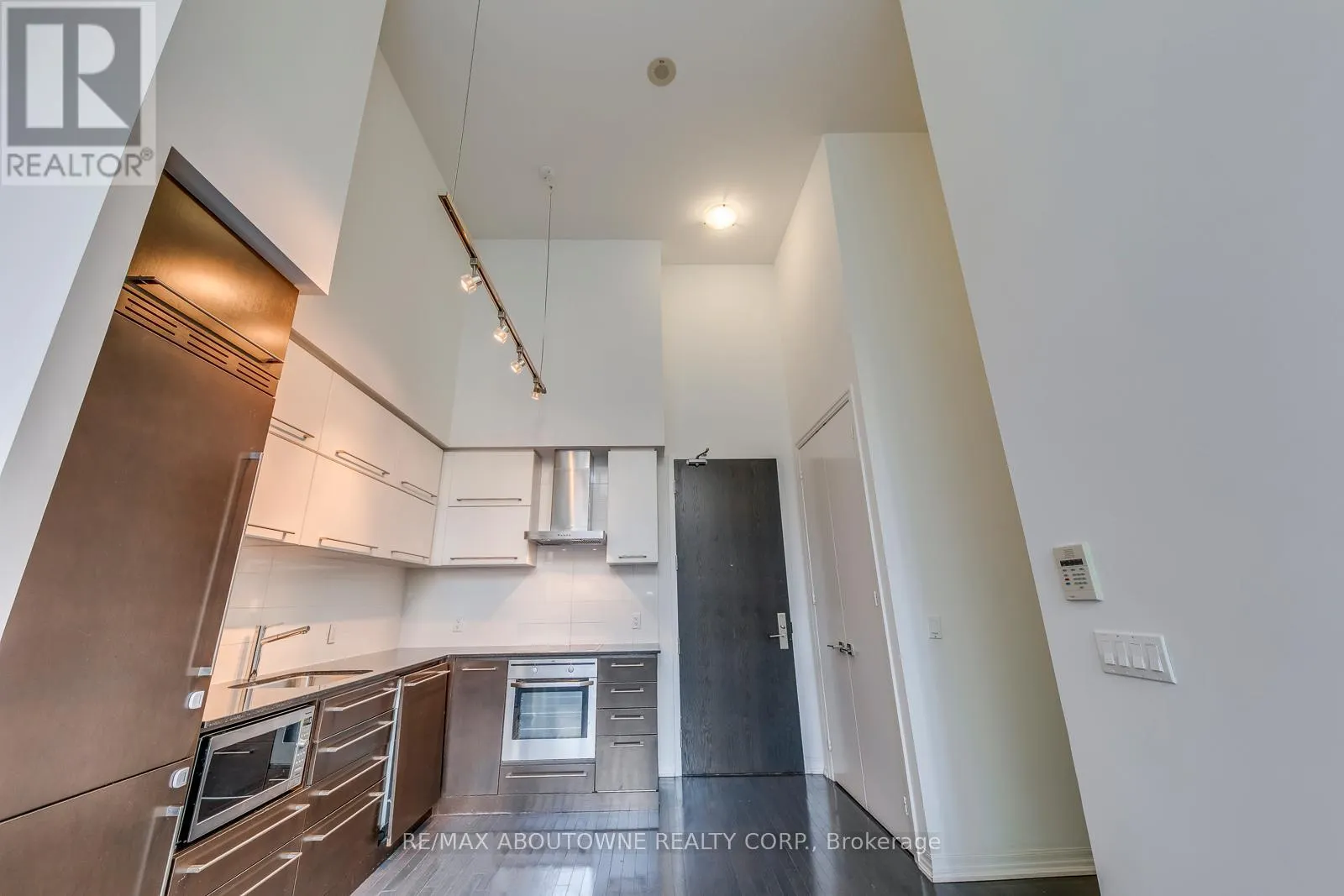 202 - 770 BAY STREET