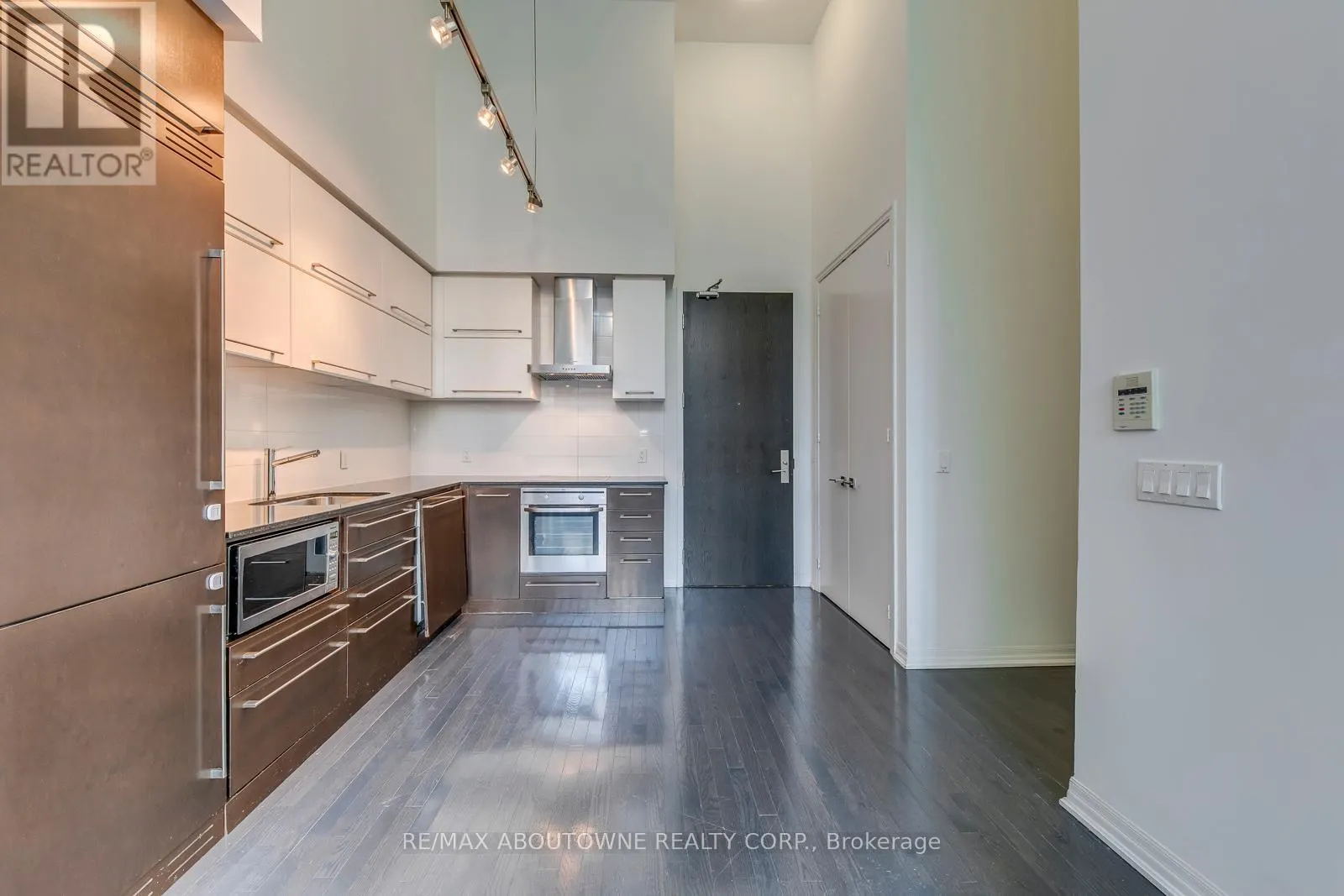 202 - 770 BAY STREET