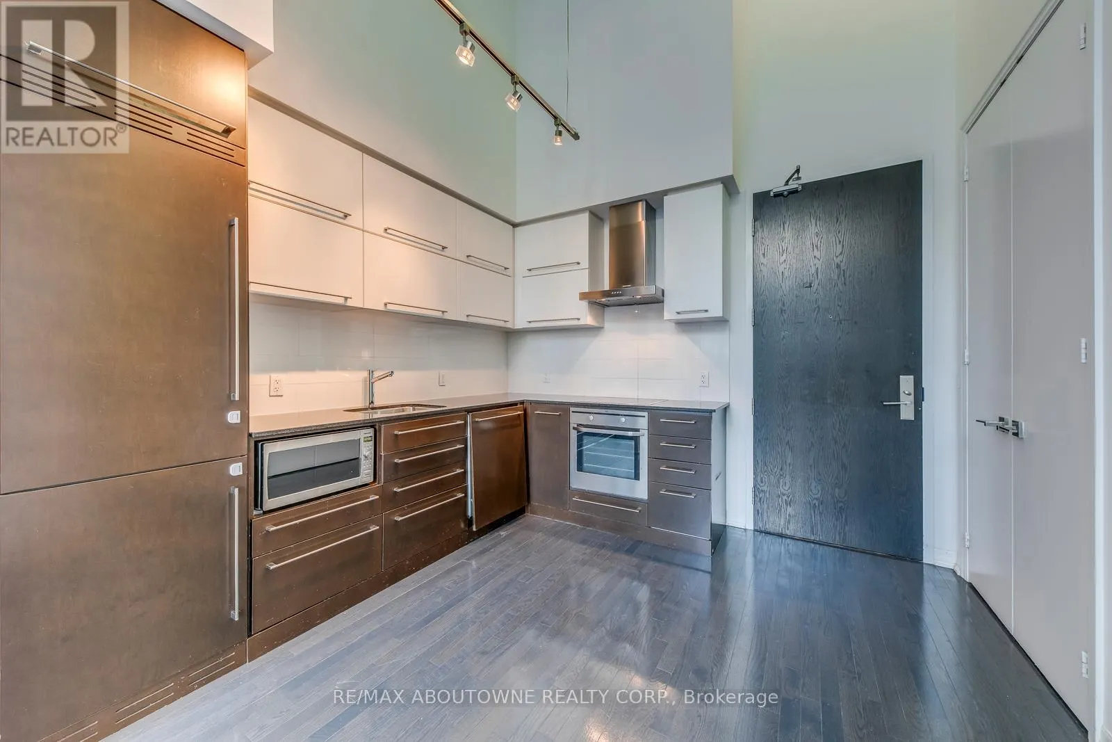 202 - 770 BAY STREET
