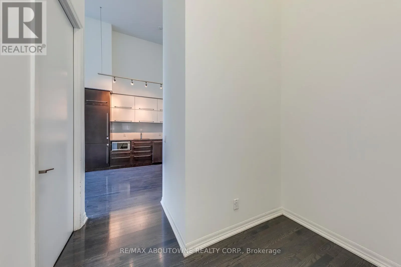 202 - 770 BAY STREET