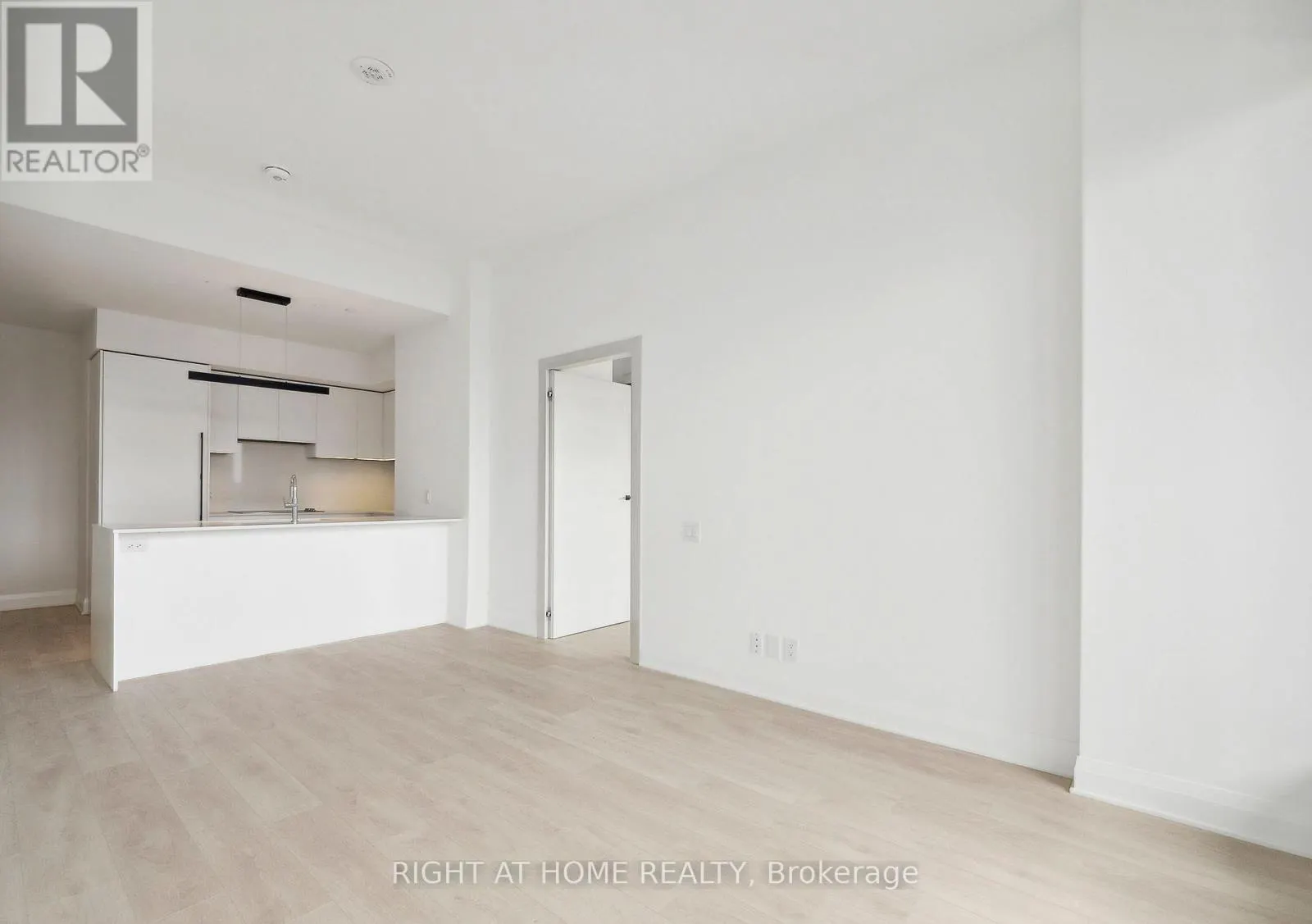 703 - 33 FREDERICK TODD WAY N