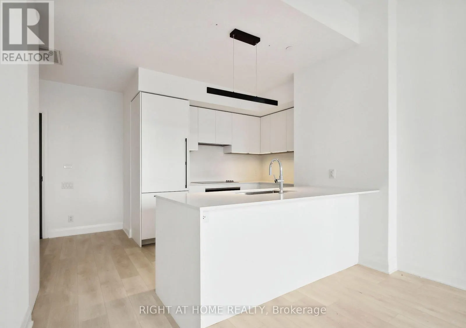 703 - 33 FREDERICK TODD WAY N