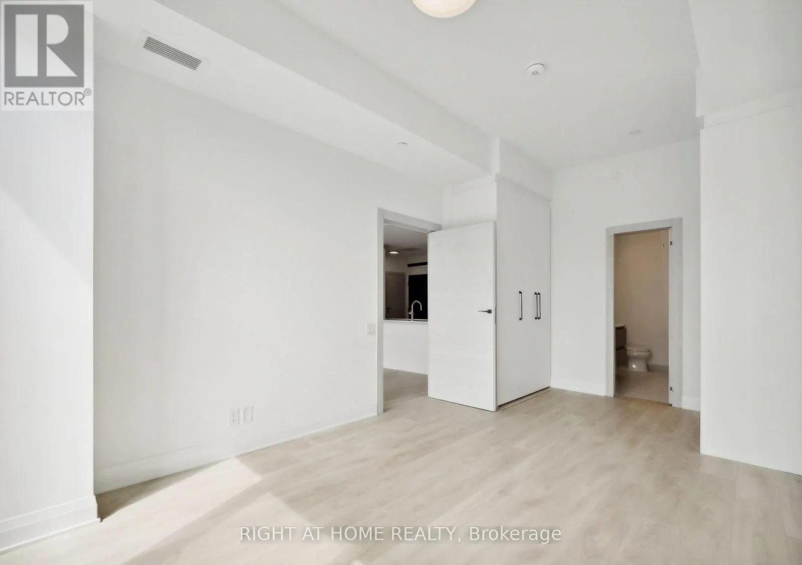 703 - 33 FREDERICK TODD WAY N