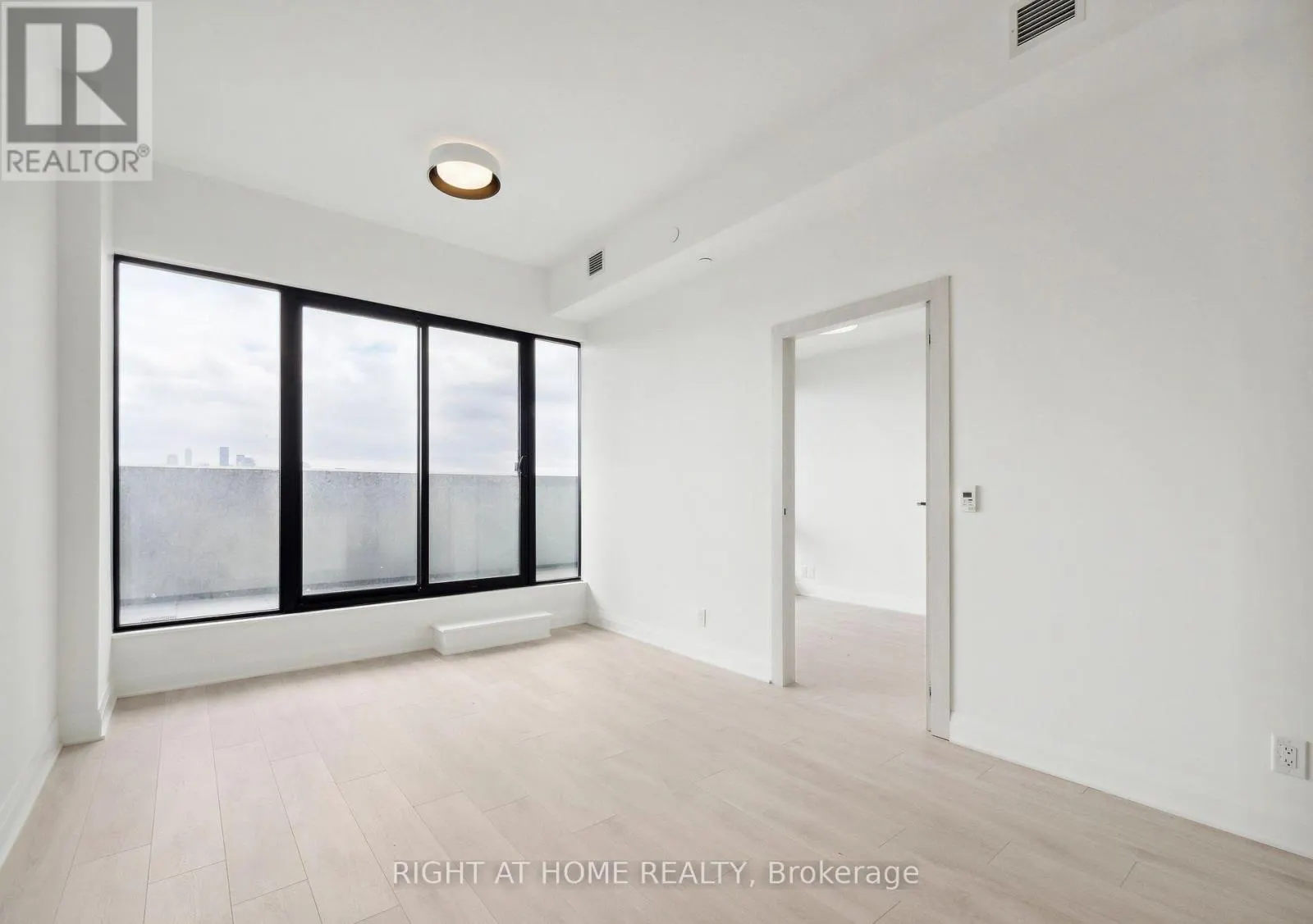 703 - 33 FREDERICK TODD WAY N
