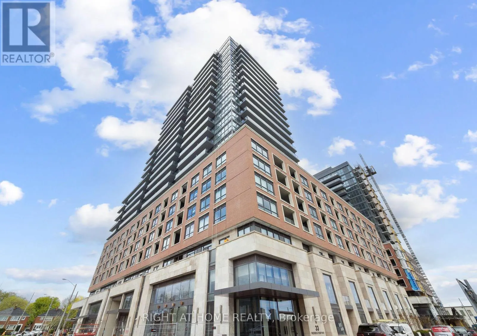 703 - 33 FREDERICK TODD WAY N