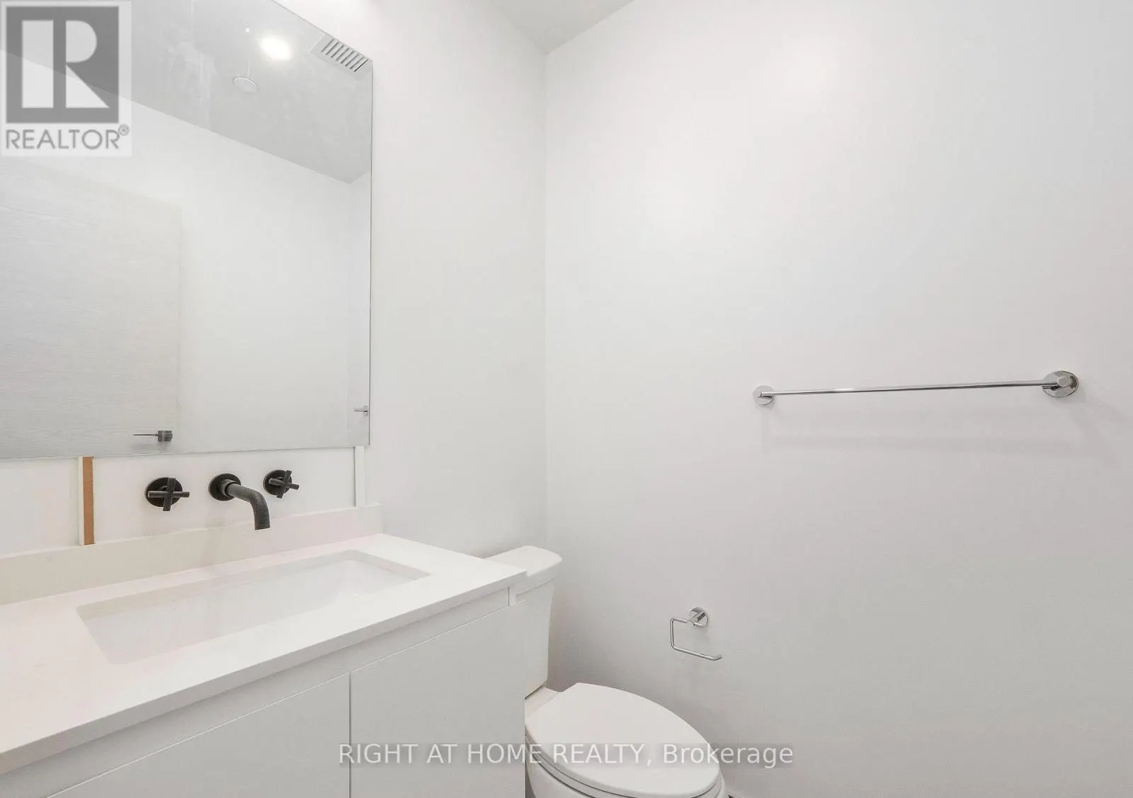 703 - 33 FREDERICK TODD WAY N