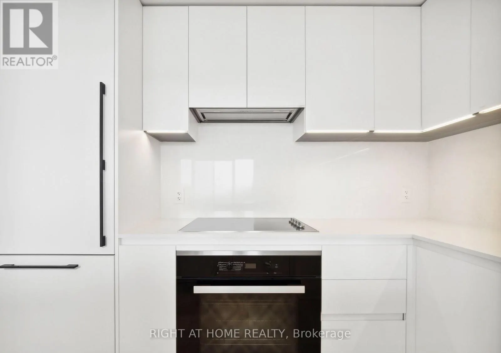 703 - 33 FREDERICK TODD WAY N