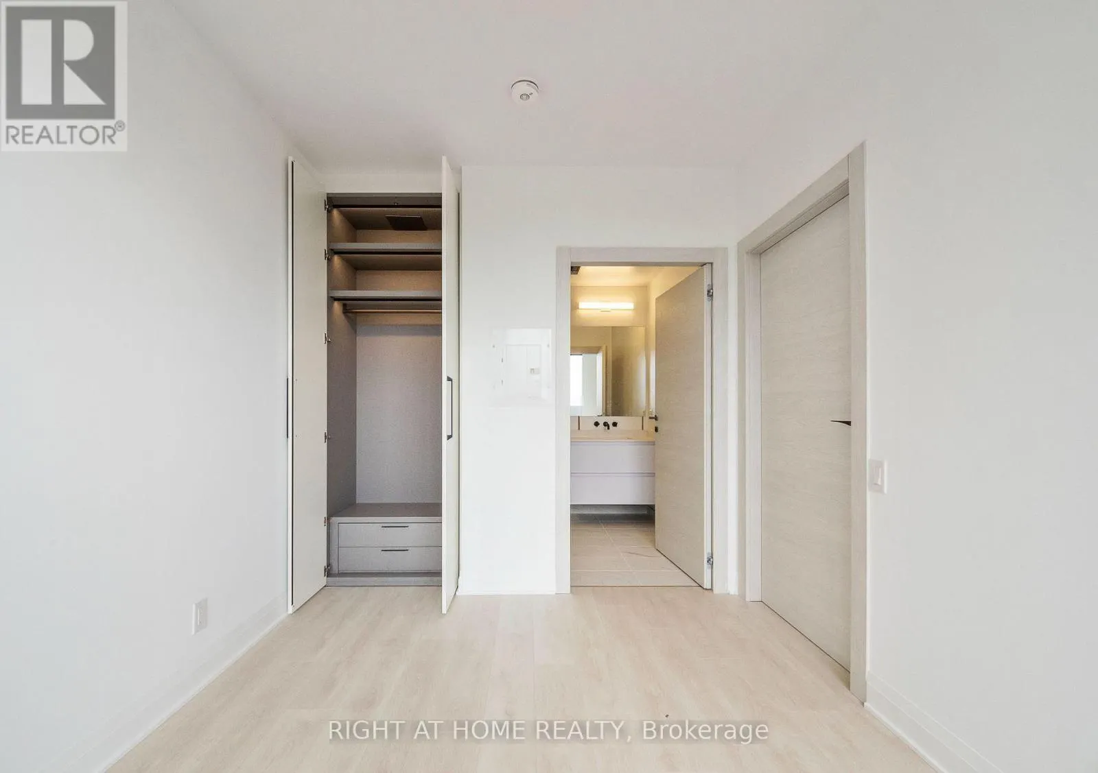 703 - 33 FREDERICK TODD WAY N