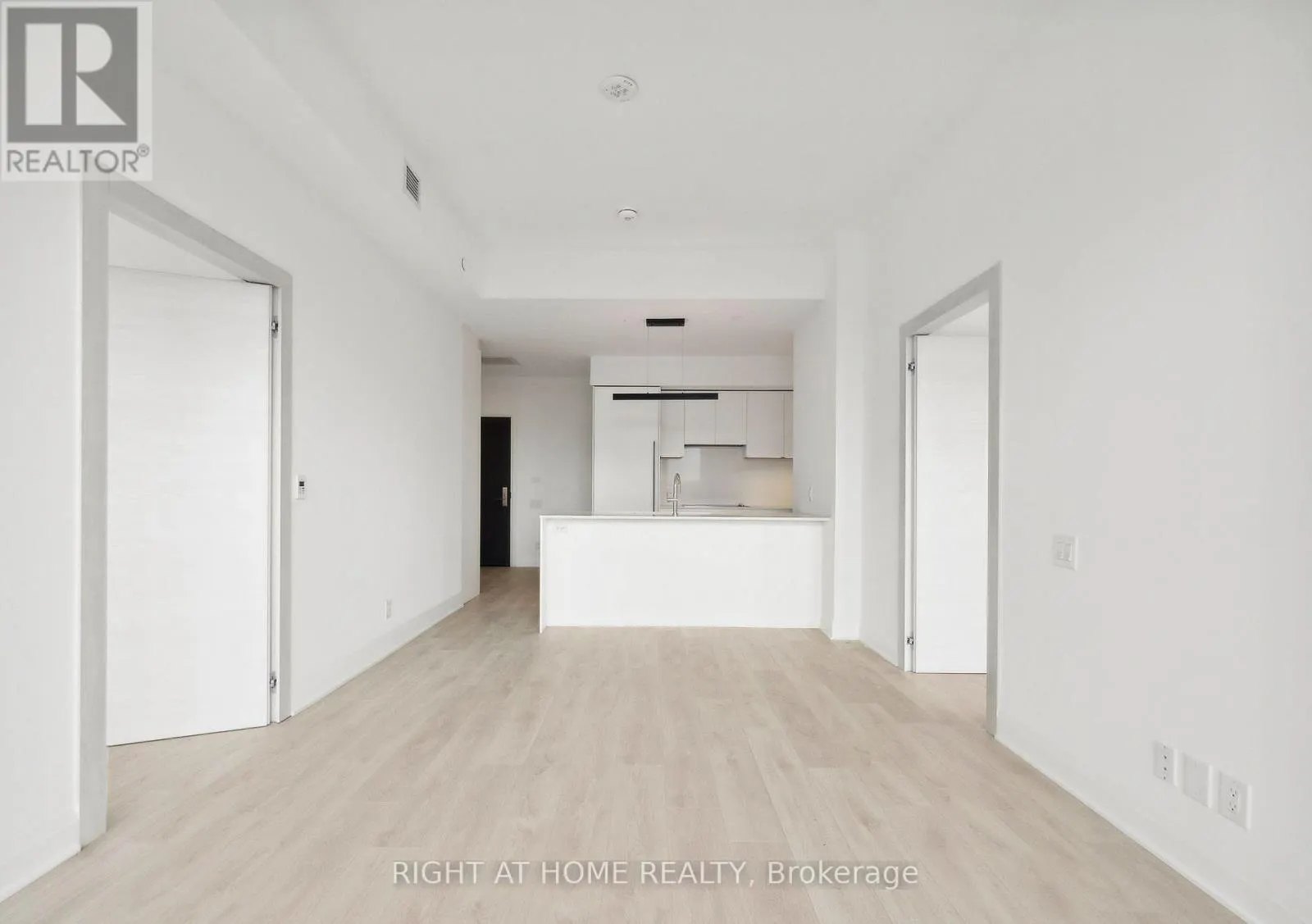 703 - 33 FREDERICK TODD WAY N