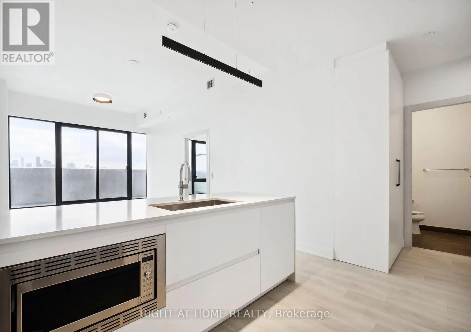 703 - 33 FREDERICK TODD WAY N