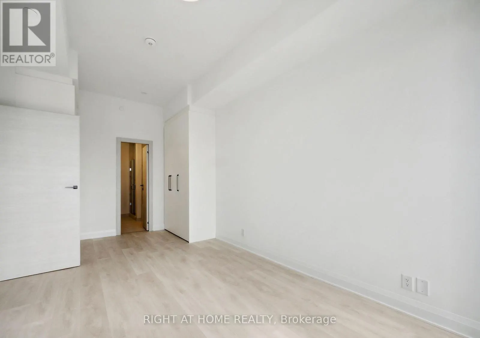 703 - 33 FREDERICK TODD WAY N