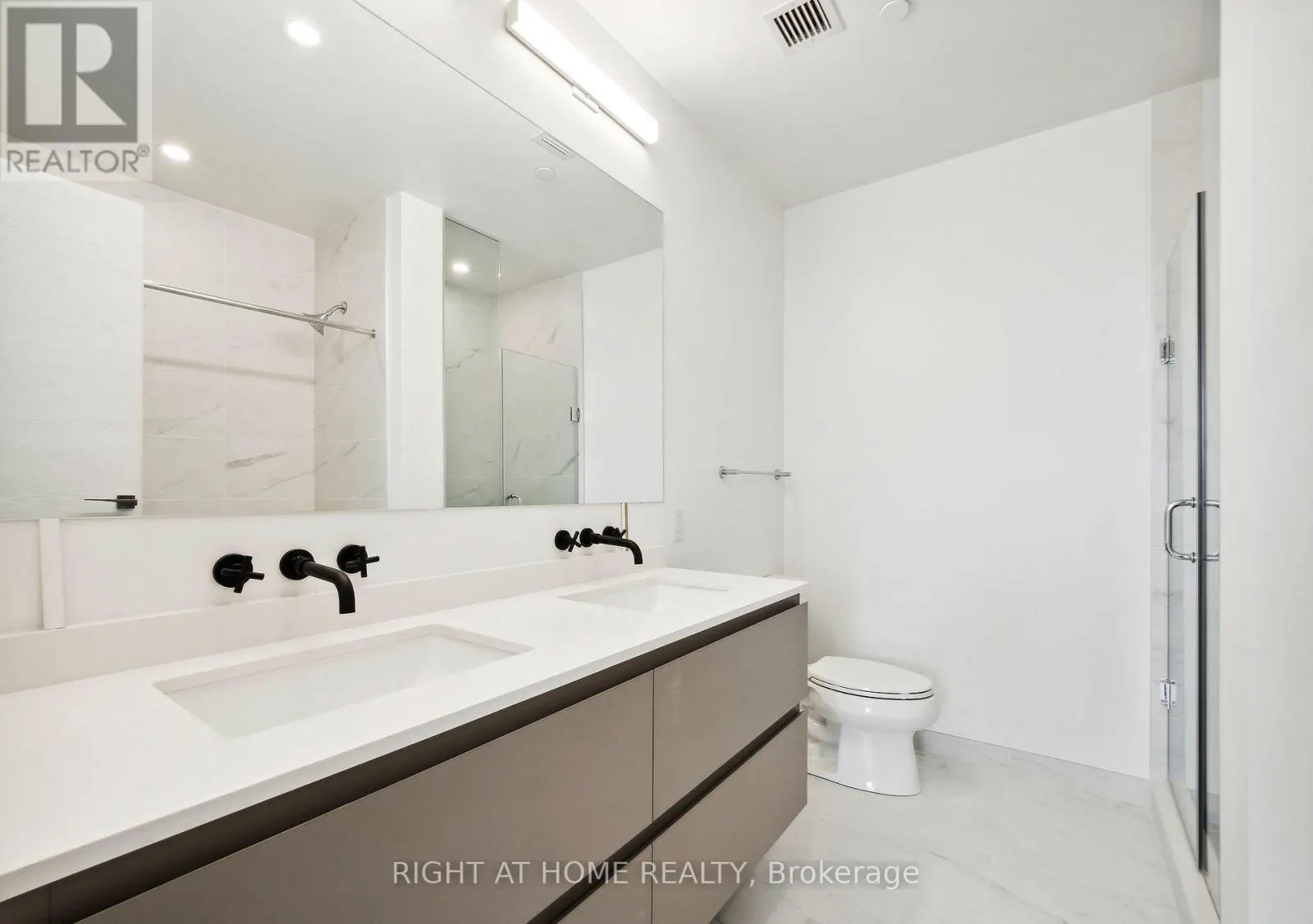 703 - 33 FREDERICK TODD WAY N