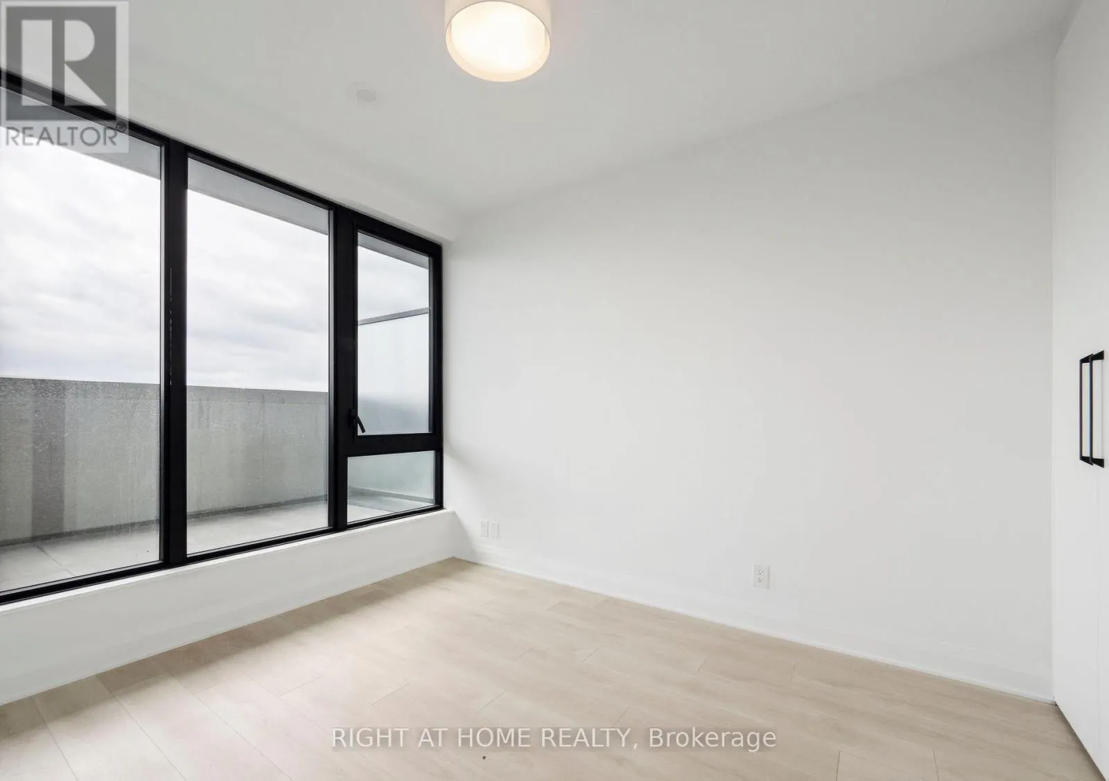 703 - 33 FREDERICK TODD WAY N