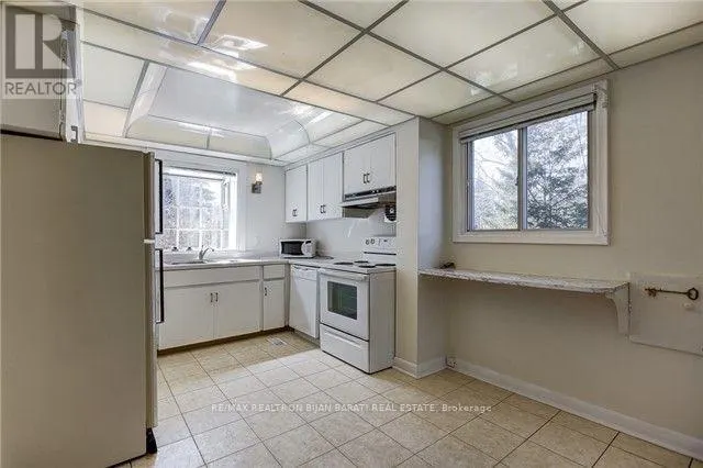 6 GREENYARDS DRIVE