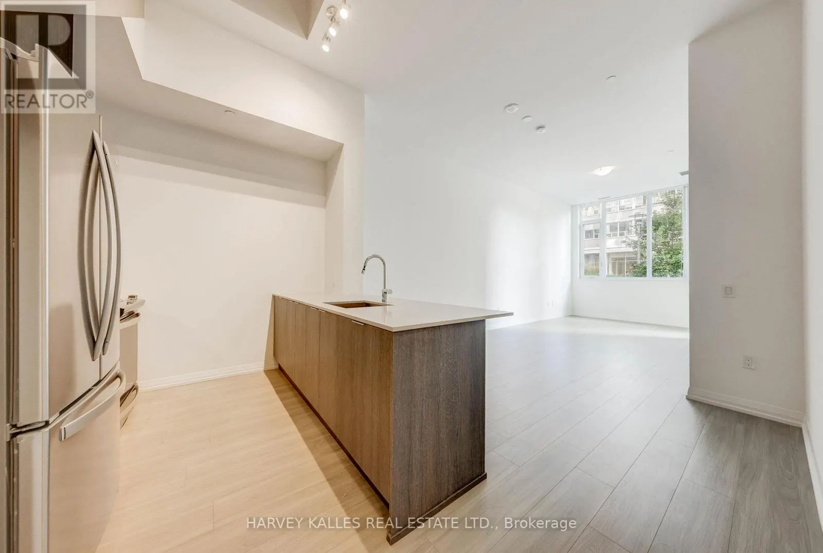TH104 - 25 HOLLY STREET