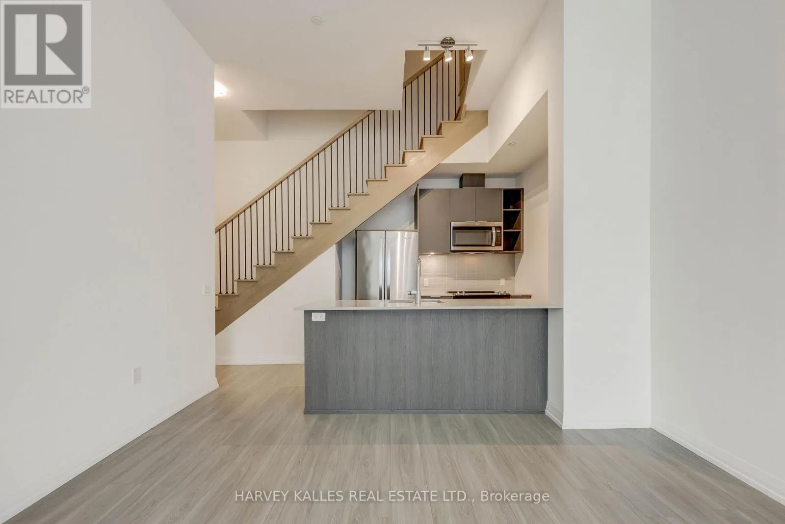 TH104 - 25 HOLLY STREET