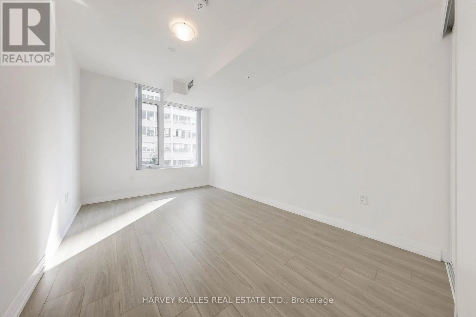 TH104 - 25 HOLLY STREET