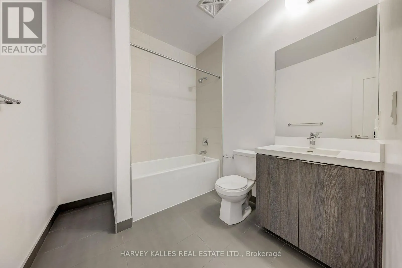 TH104 - 25 HOLLY STREET