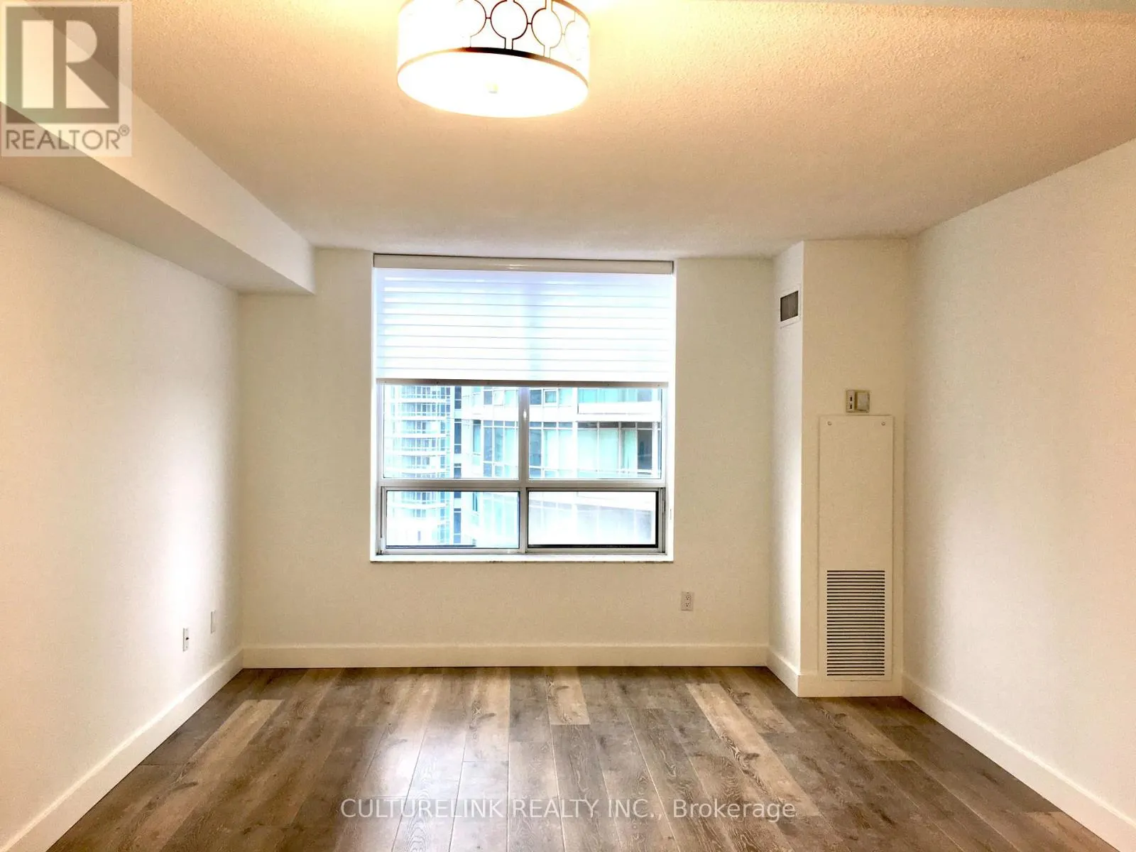 1515 - 18 SOMMERSET WAY