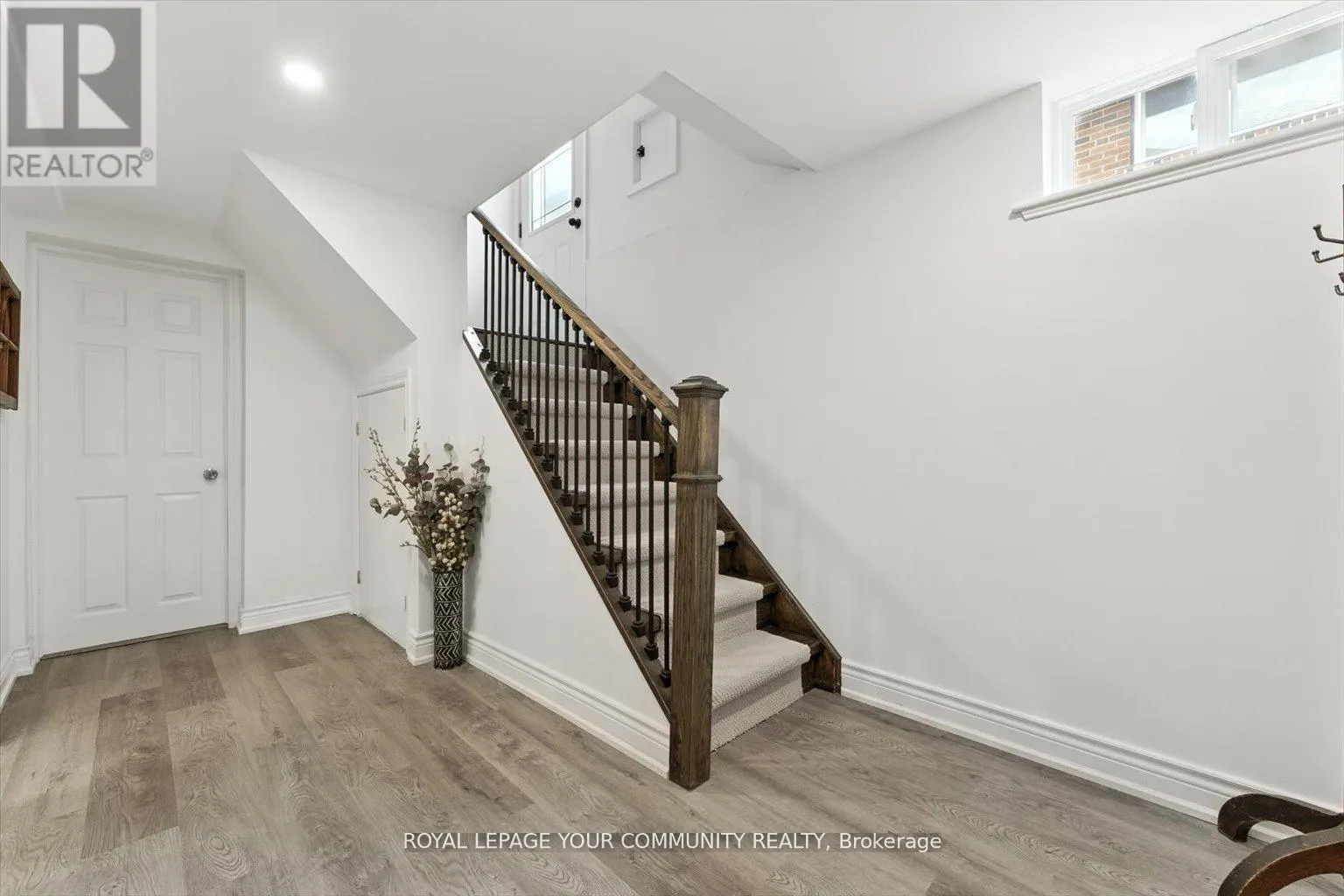 33 MURELLEN CRESCENT