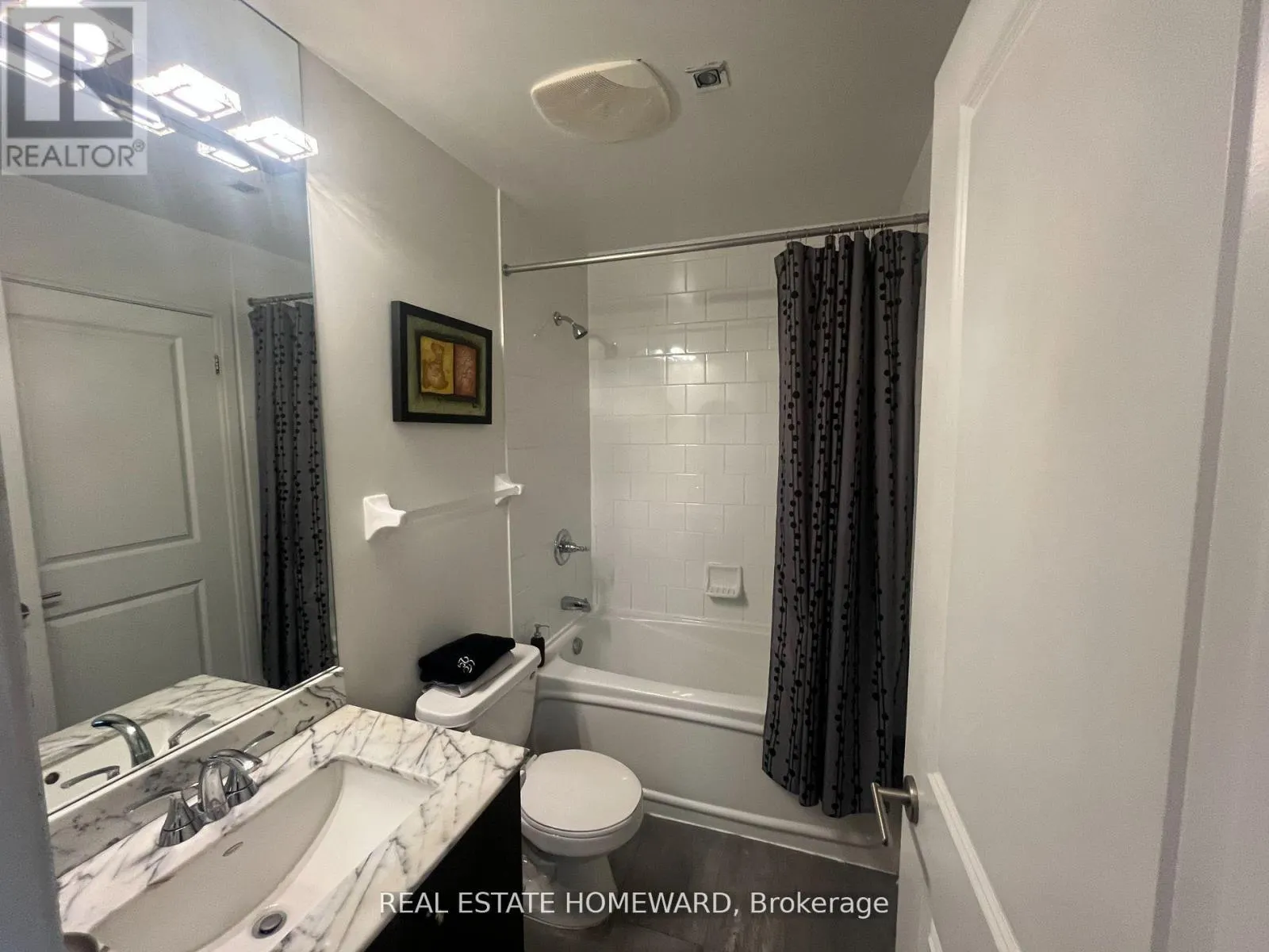 208 - 18 YORKVILLE AVENUE
