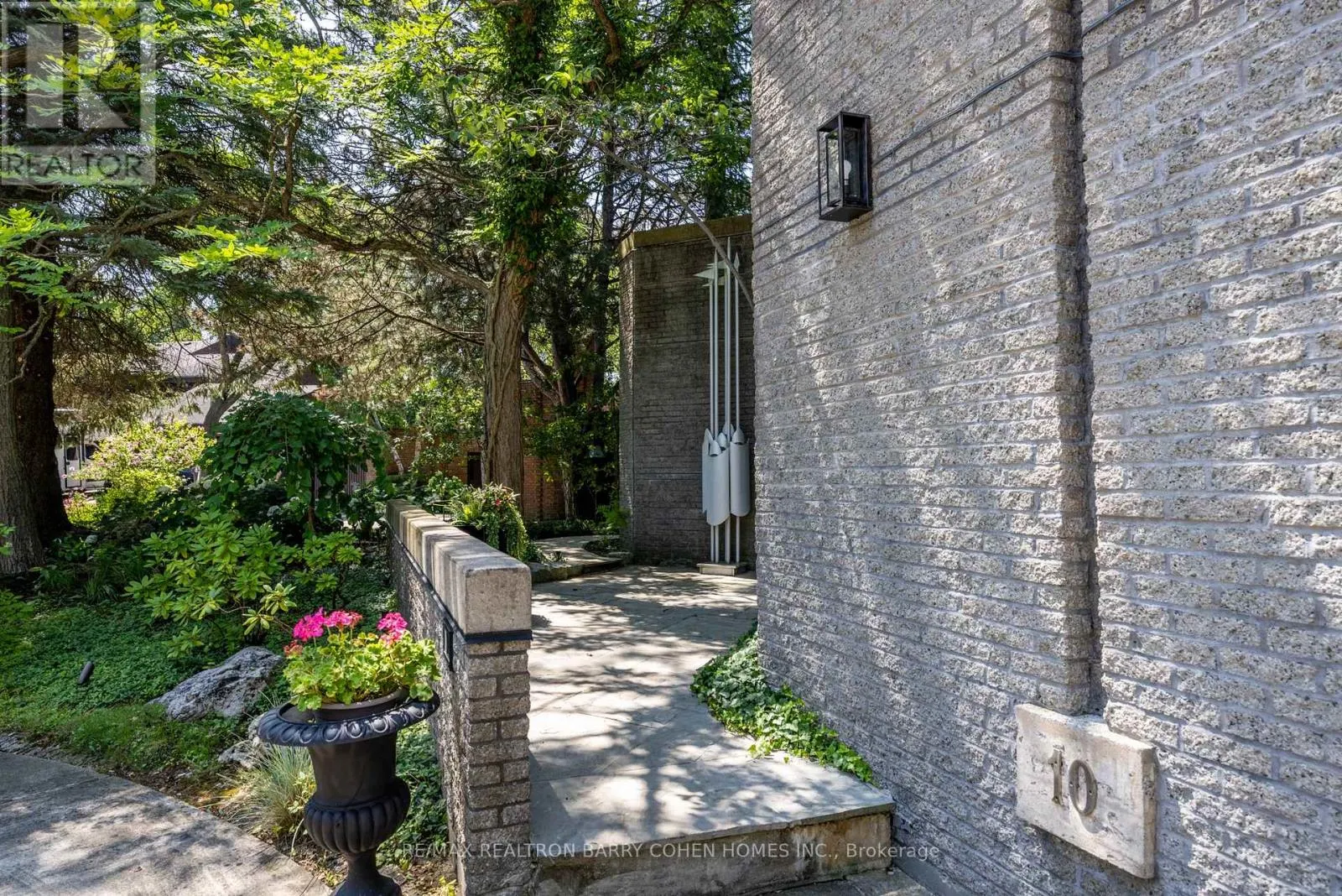 10 PENWOOD CRESCENT
