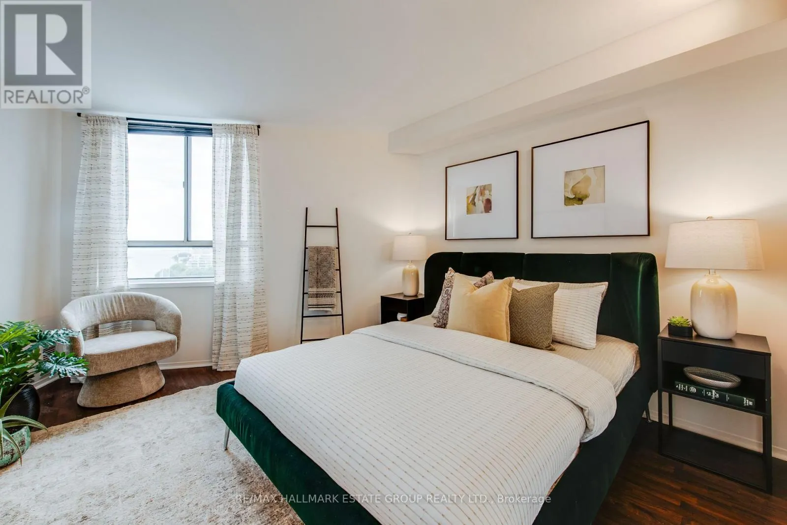 1102 - 270 QUEENS QUAY W