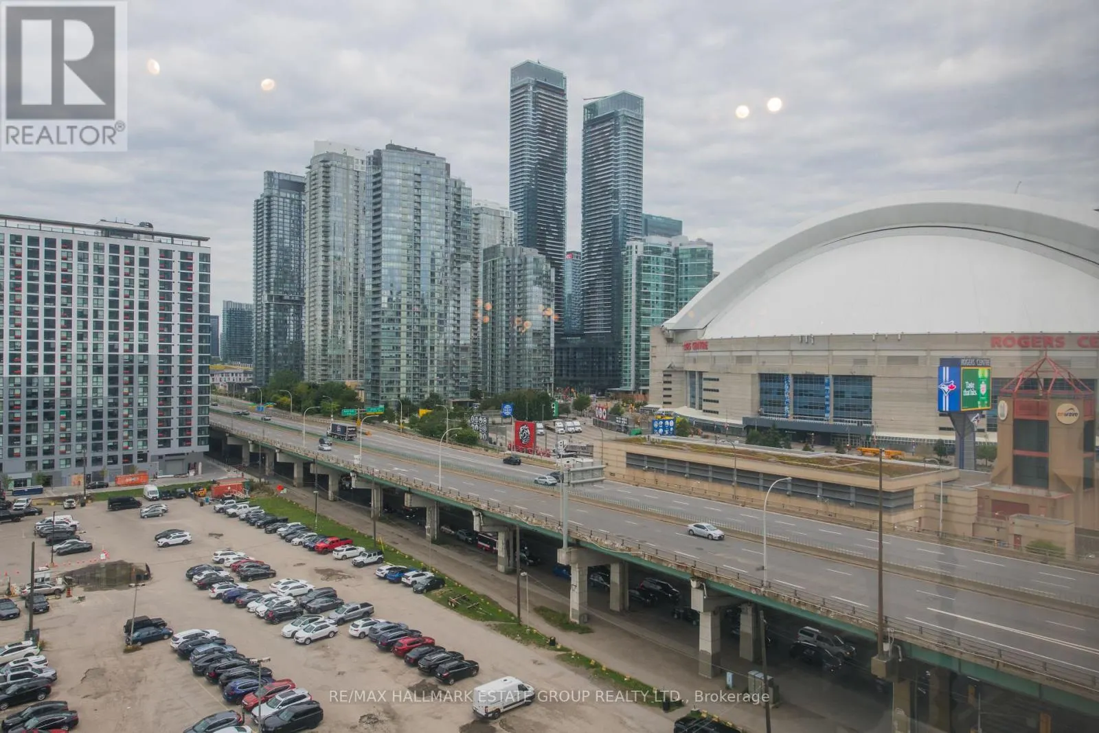 1102 - 270 QUEENS QUAY W