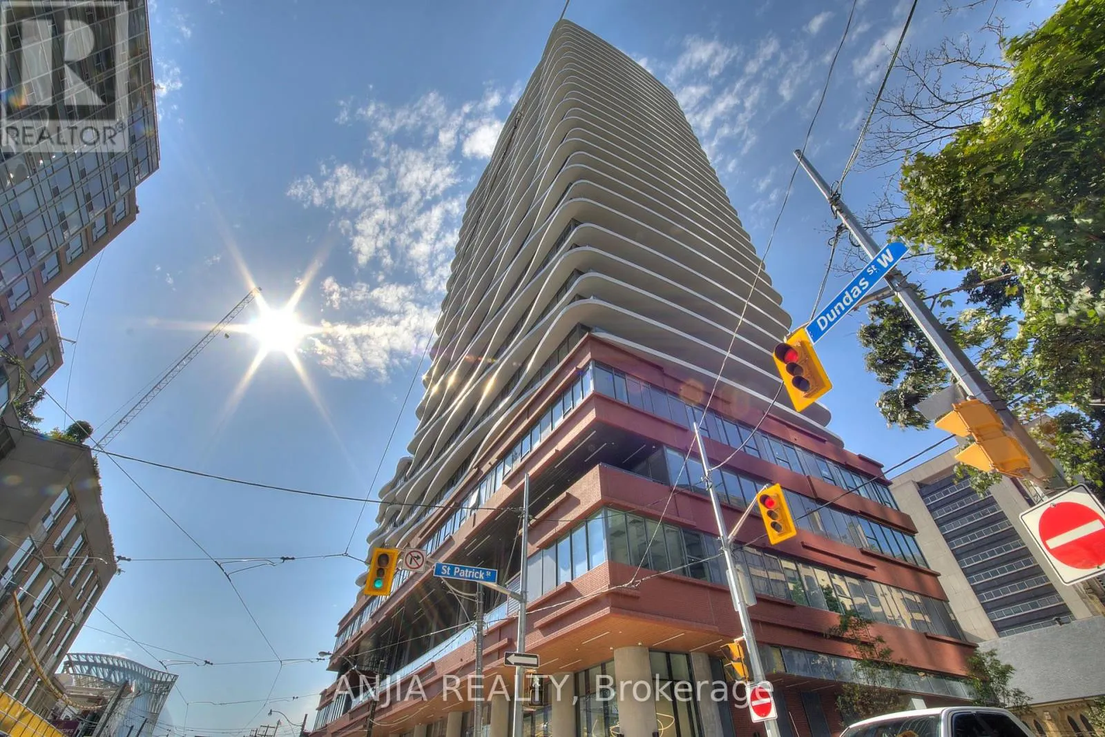 2204 - 280 DUNDAS STREET