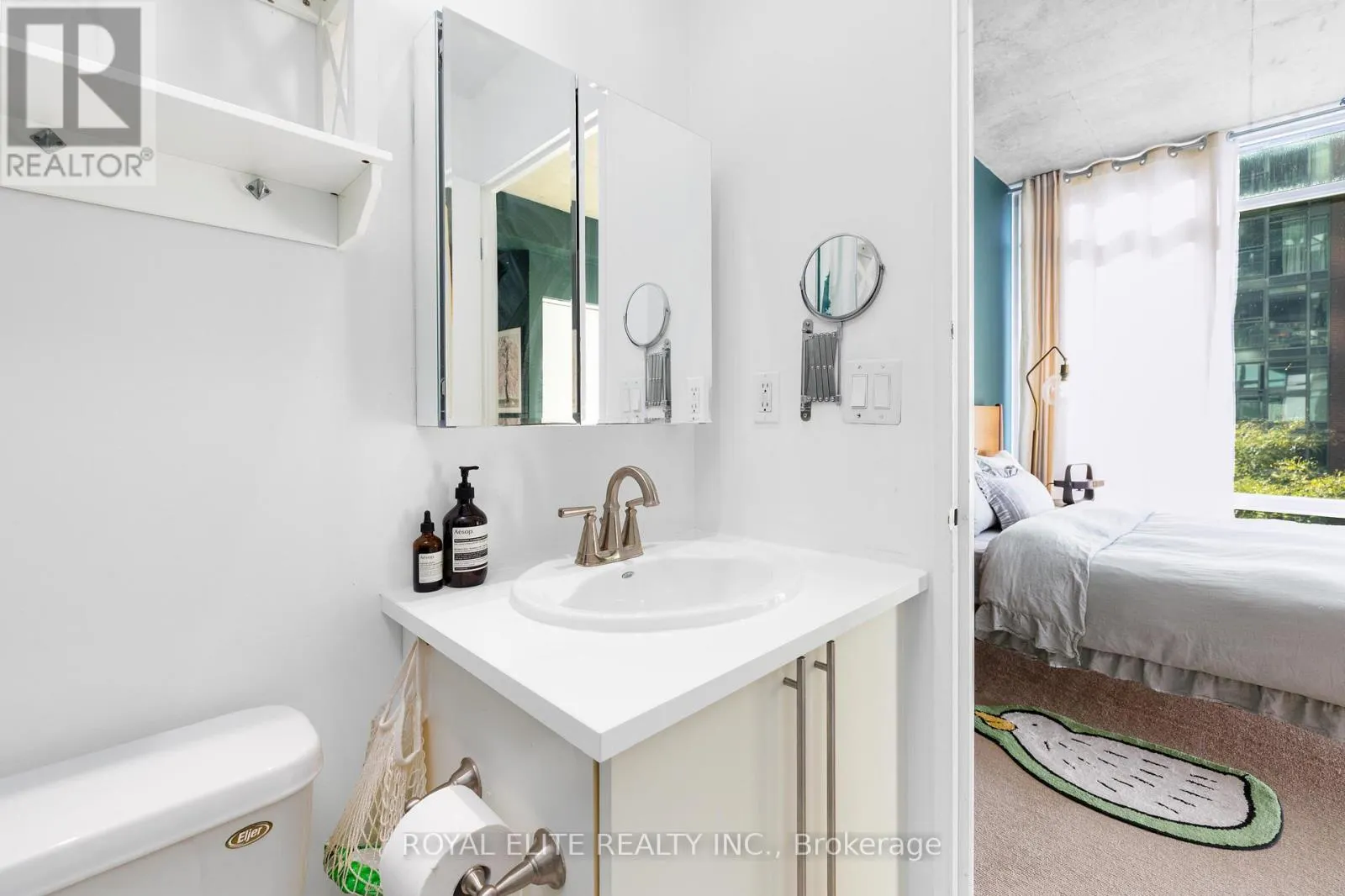 307 - 218 KING STREET E