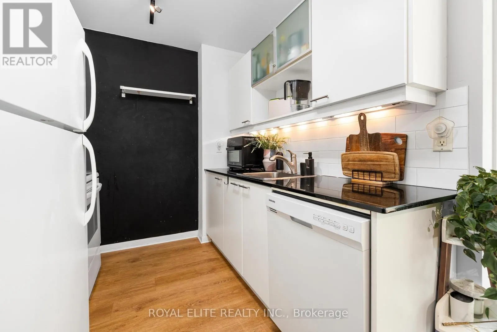 307 - 218 KING STREET E