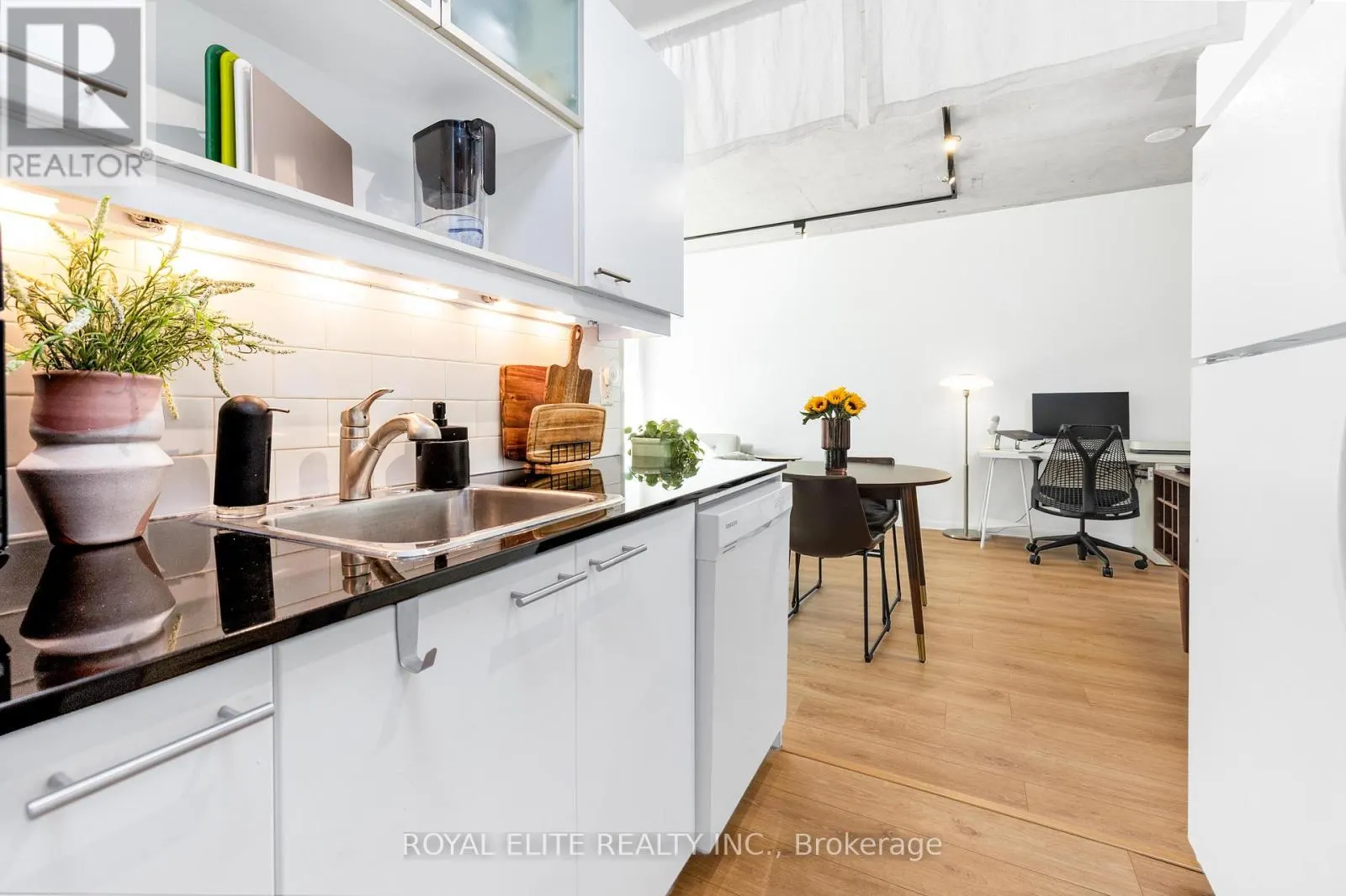 307 - 218 KING STREET E