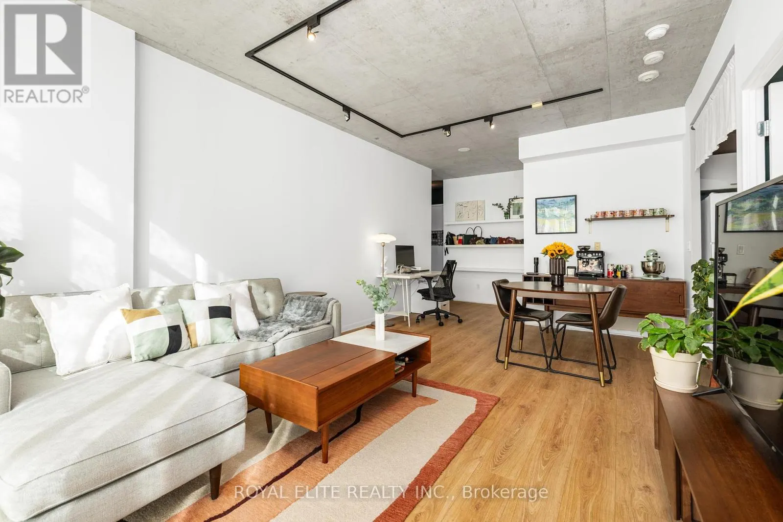307 - 218 KING STREET E